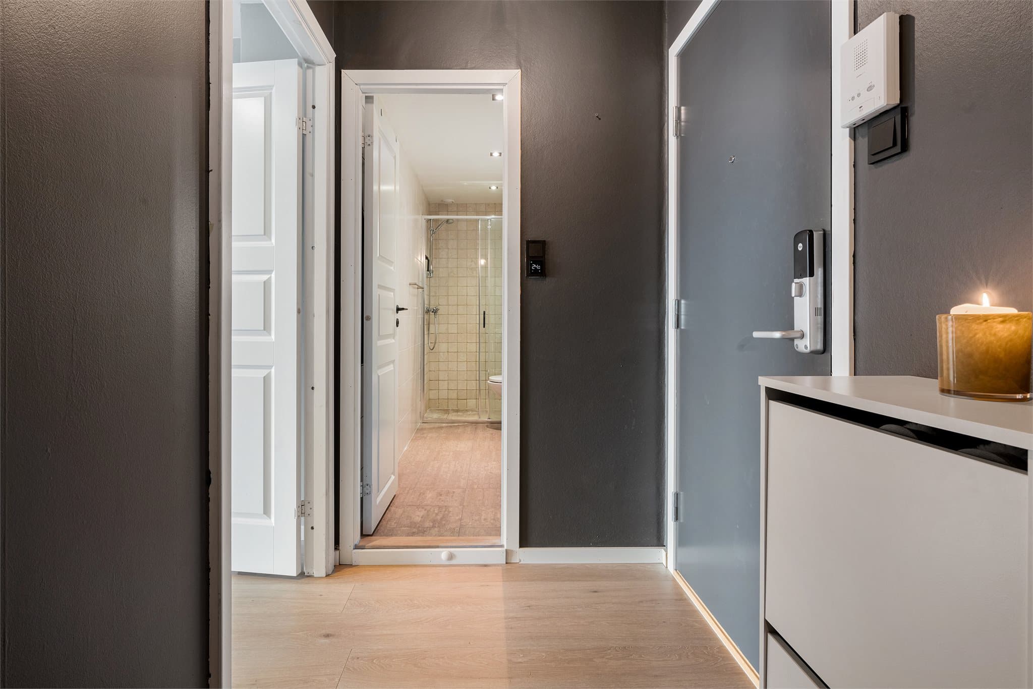 - Leiligheten disponerer i tillegg en bod på 2,8 m² og et bodskap på 0,6 m² i 1. etasje-