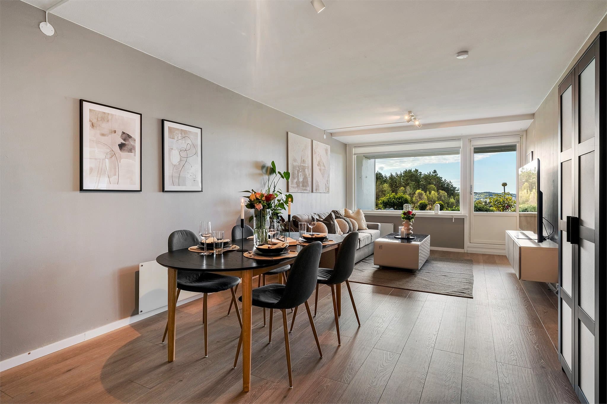 - Leiligheten inneholder entré, bad, stue, kjøkken, soverom og to eksterne boder -