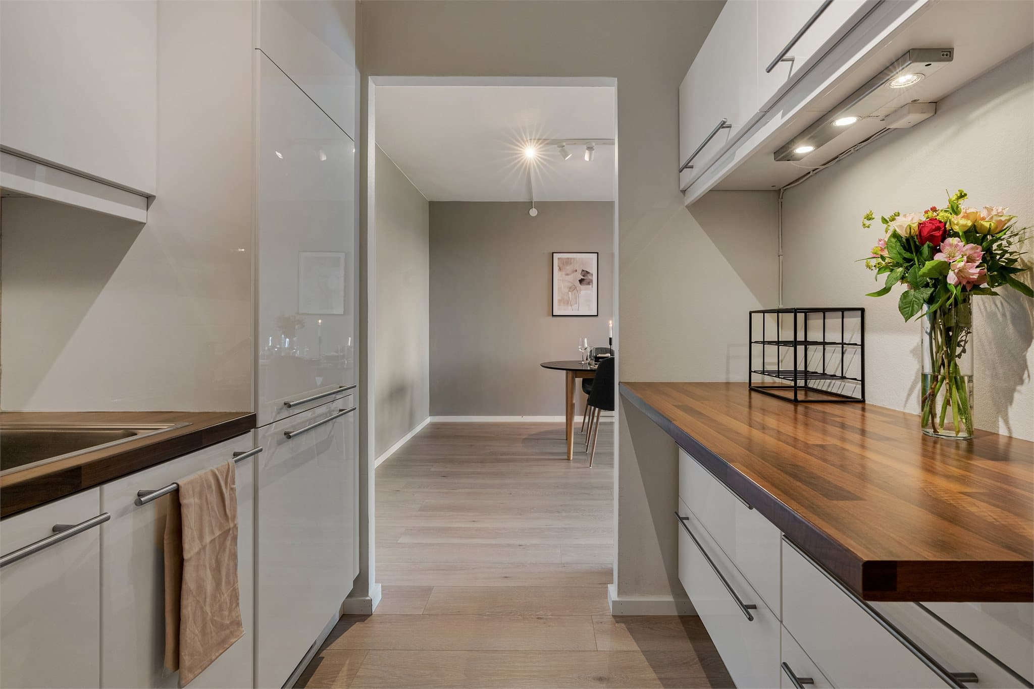 - Delvis åpen løsning mot spisebord skaper en sosial sone og gjør serveringen lettvint -