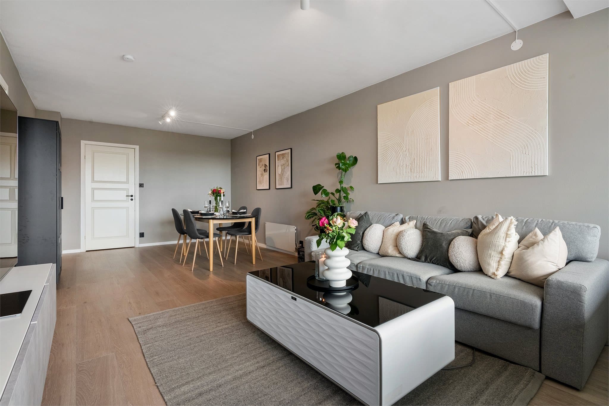 - Gjennomgående likt laminatgulv fra 2022 i hele leiligheten sørger for et flott helhetsinntrykk og en rød tråd gjennom boligen -