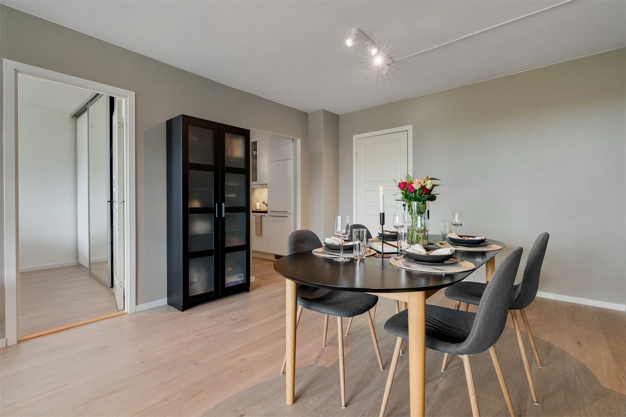 - Fra spisestuen er det direkte adkomst til kjøkkenet -