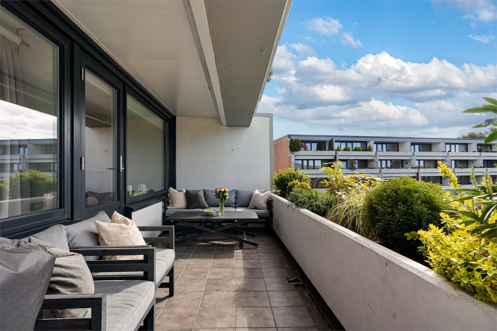 - En nydelig leilighet med solrik balkong og fast garasjeplass med elbil-lader. Bo sentralt men likevel tilbaketrukket i naturskjønne omgivelser -