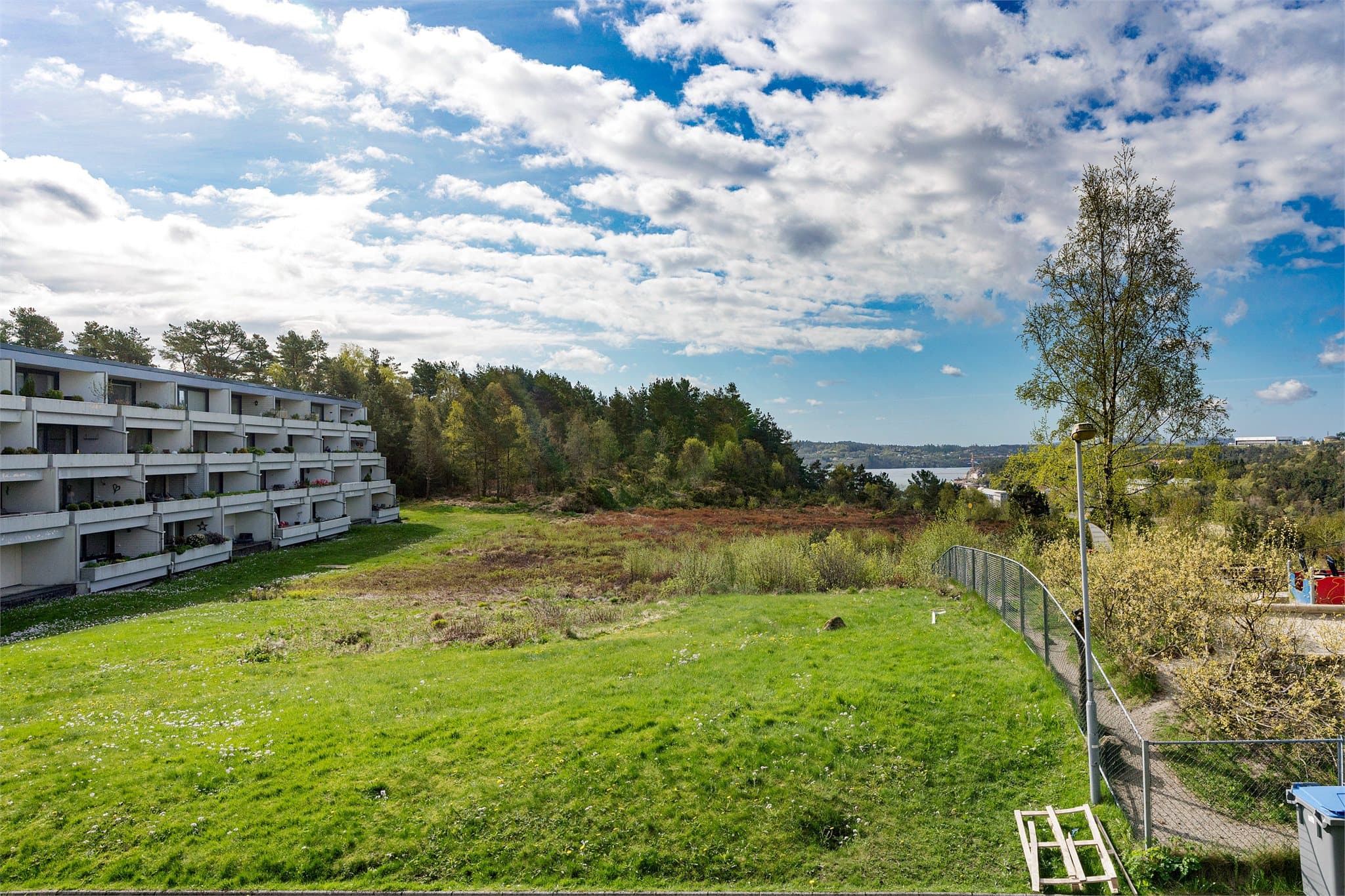 - Tomten er opparbeidet med flere lekeplasser, ballbinge og pizzeria -