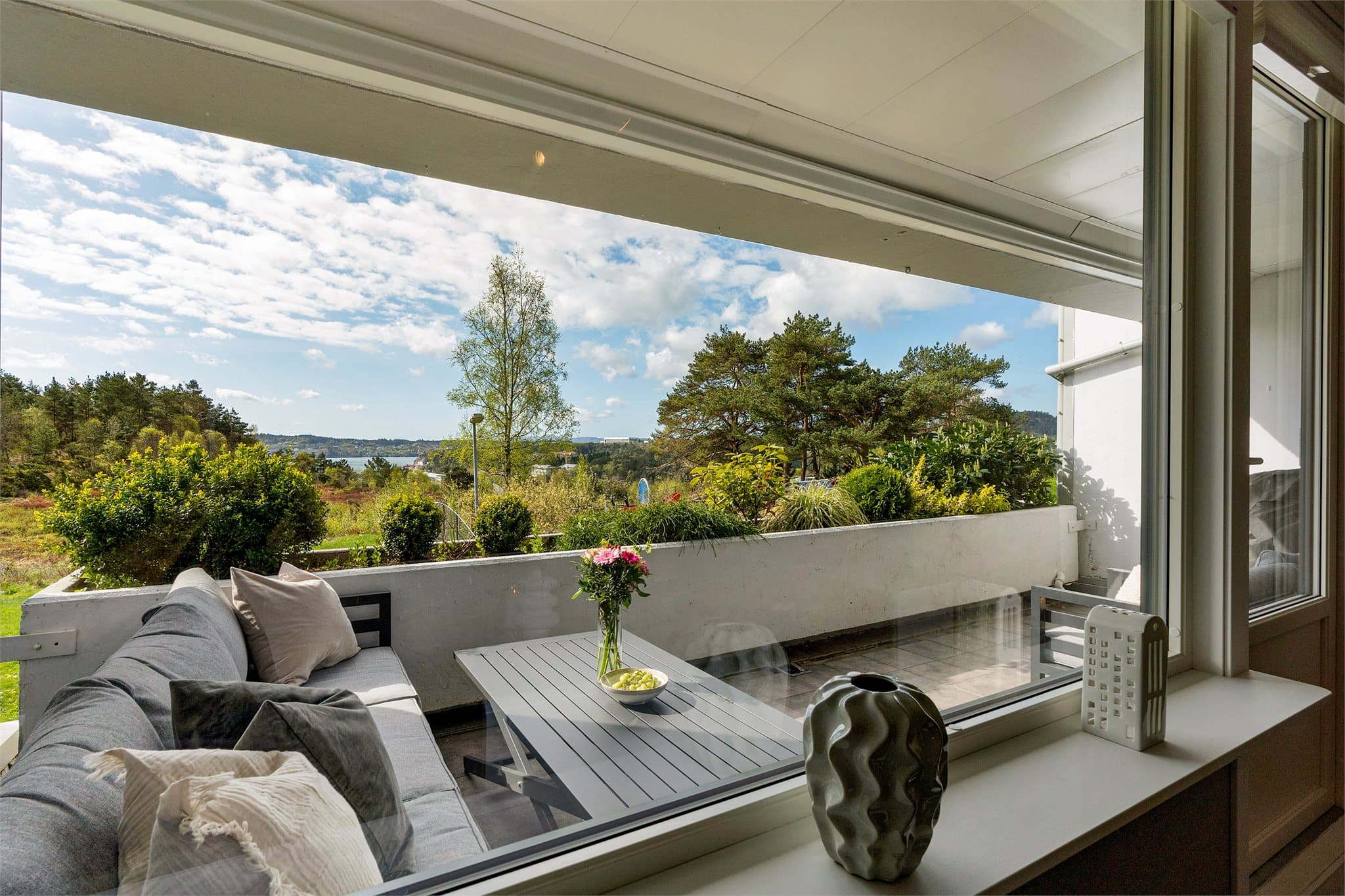 - Med store, vakre vindusflater som slipper den naturskjønne utsikten inn i leiligheten -