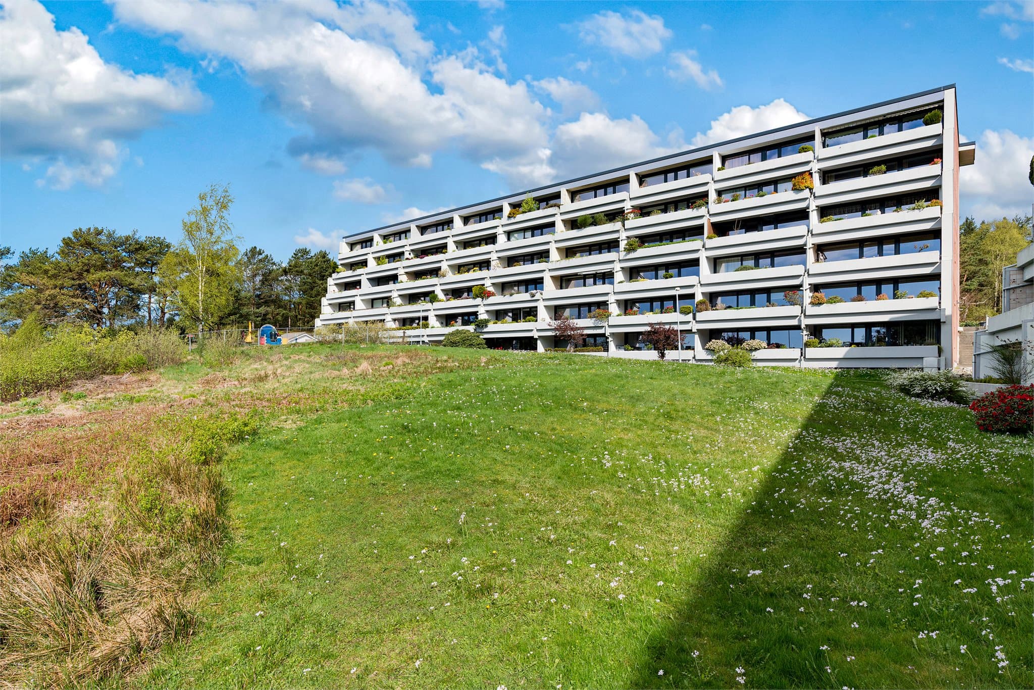 - Leiligheten ligger i et attraktivt borettslag sentralt i Bergen Vest, med kort vei til servicetilbud, kollektivtransport og nydelige turmuligheter -