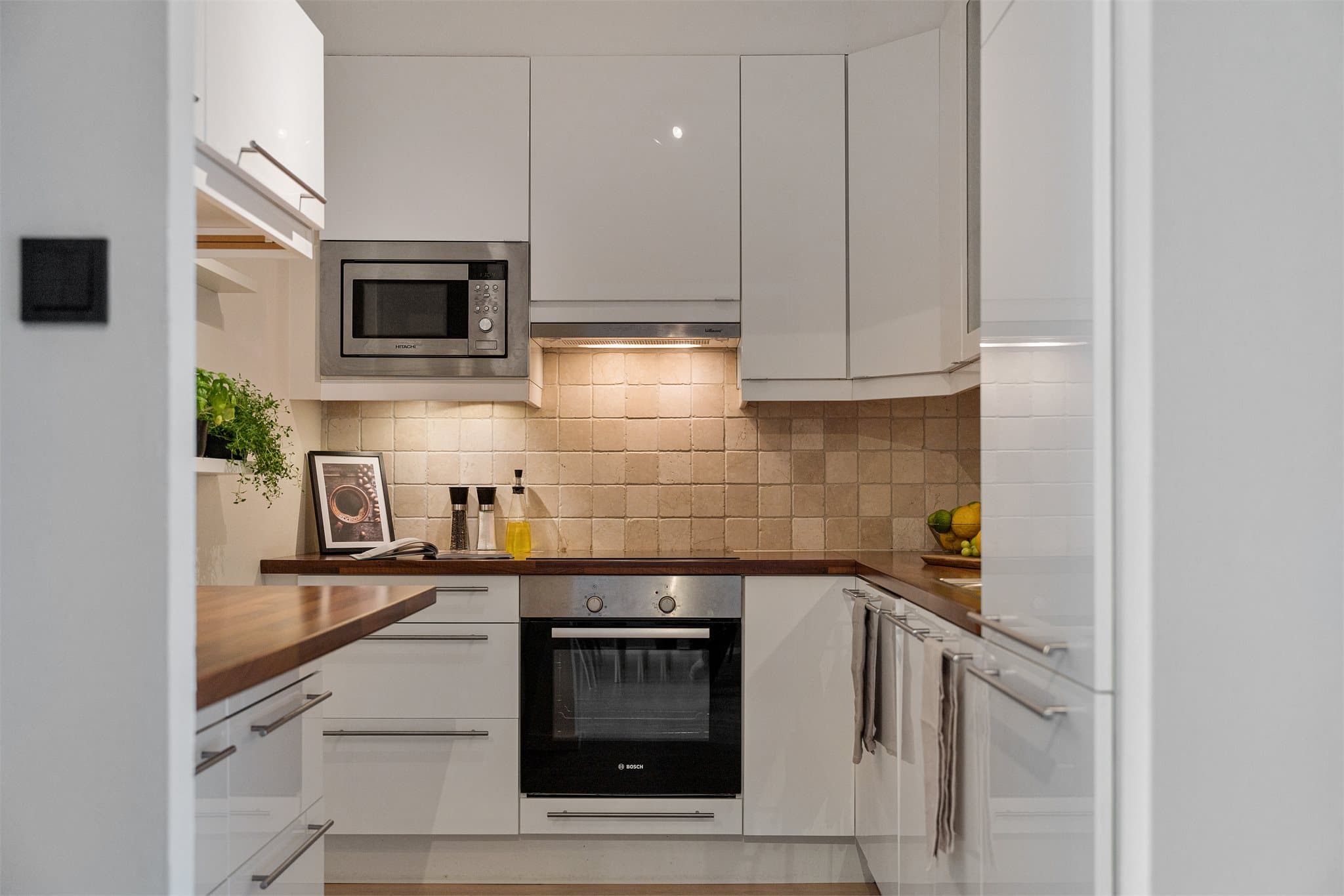 - Lekkert og tidløst kjøkken med slette fronter og benkeplate av laminat -