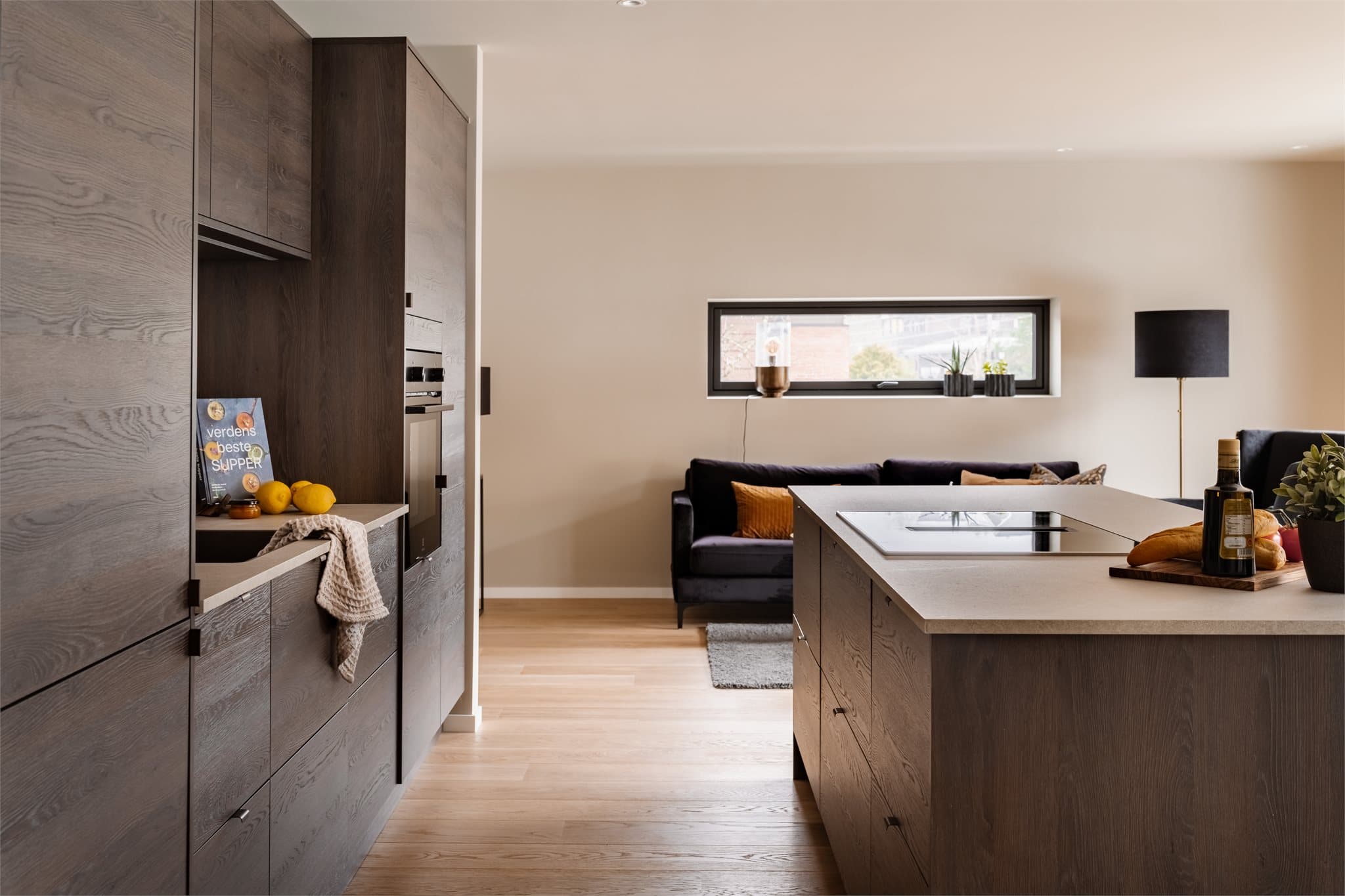 Kjøkken leveres fra Strai med integrerte hvitevarer.