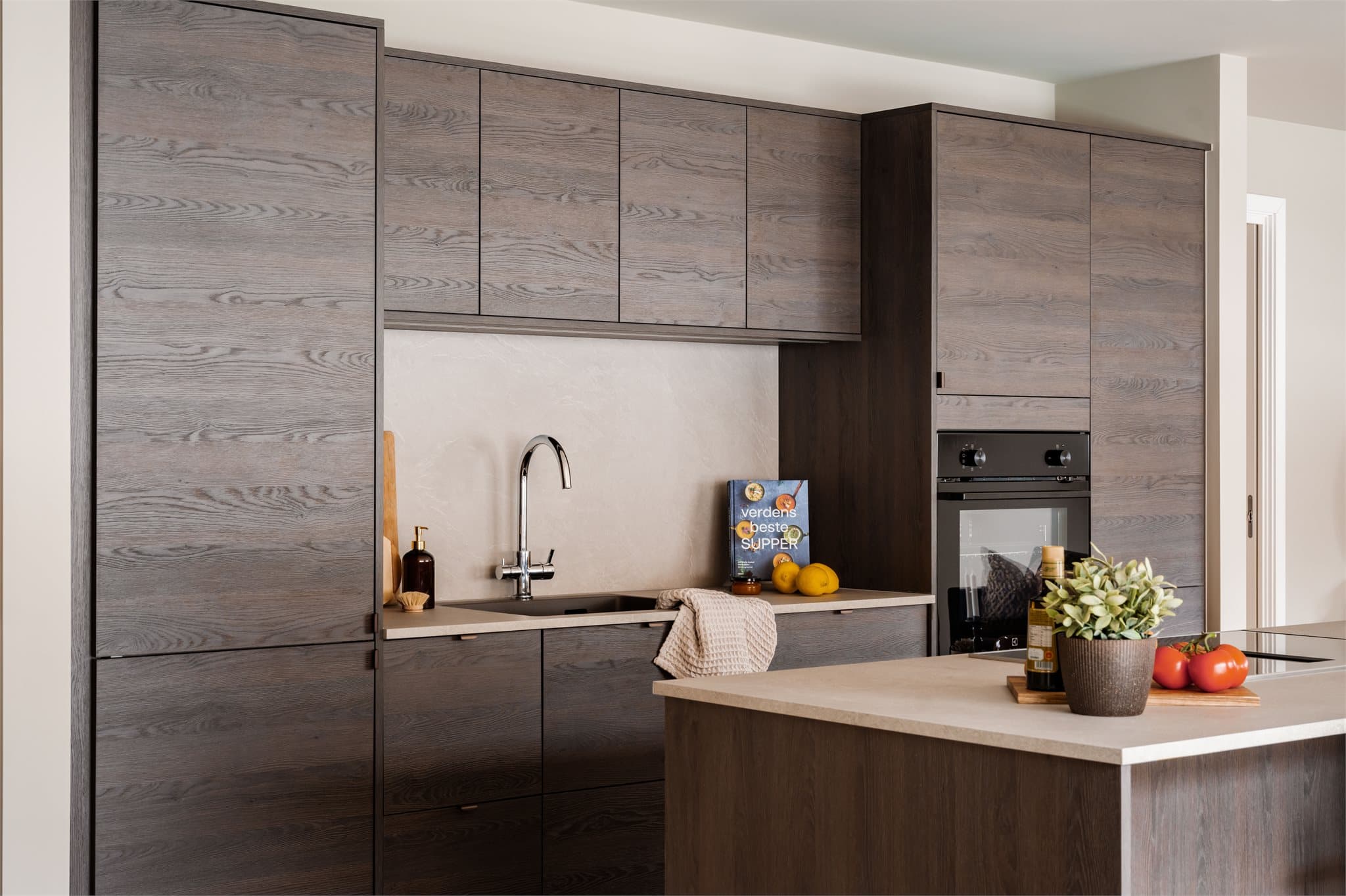 Kjøkkenet har en eksklusiv brun utførelse.