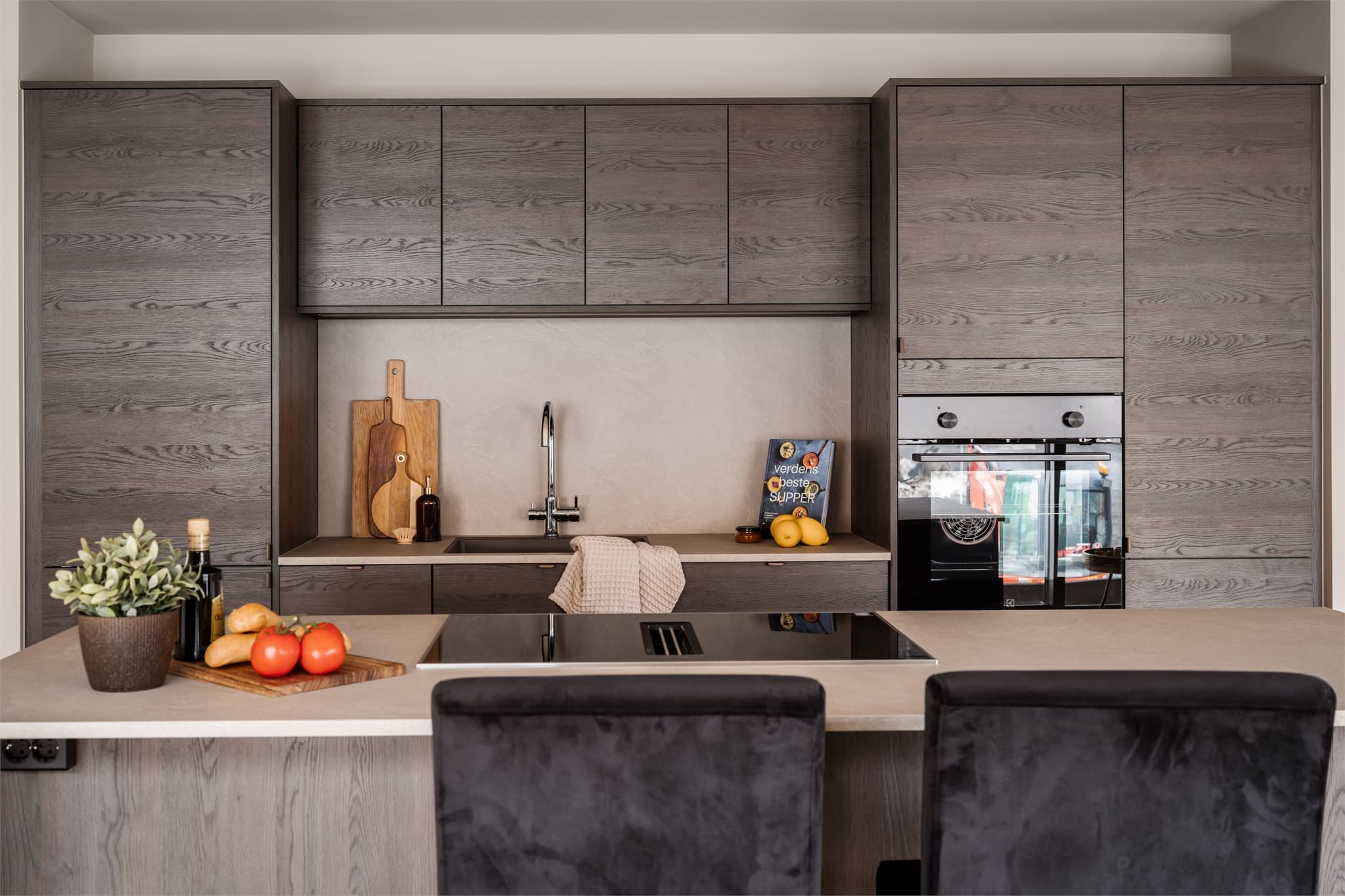 Sonen er en sosial sone hvor du kan stå på kjøkkenet å lage mat - mens barne gjør lekser på kjøkkenøyen.