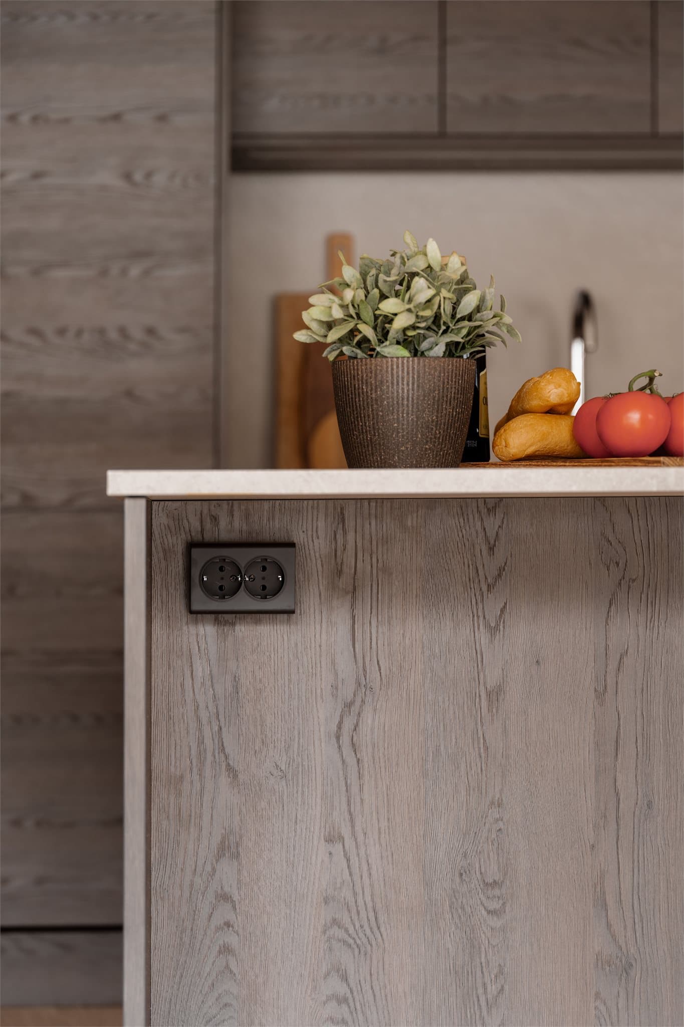 Detaljer som svarte stikkontakt integrert i øyen gjør hverdagen enklere.