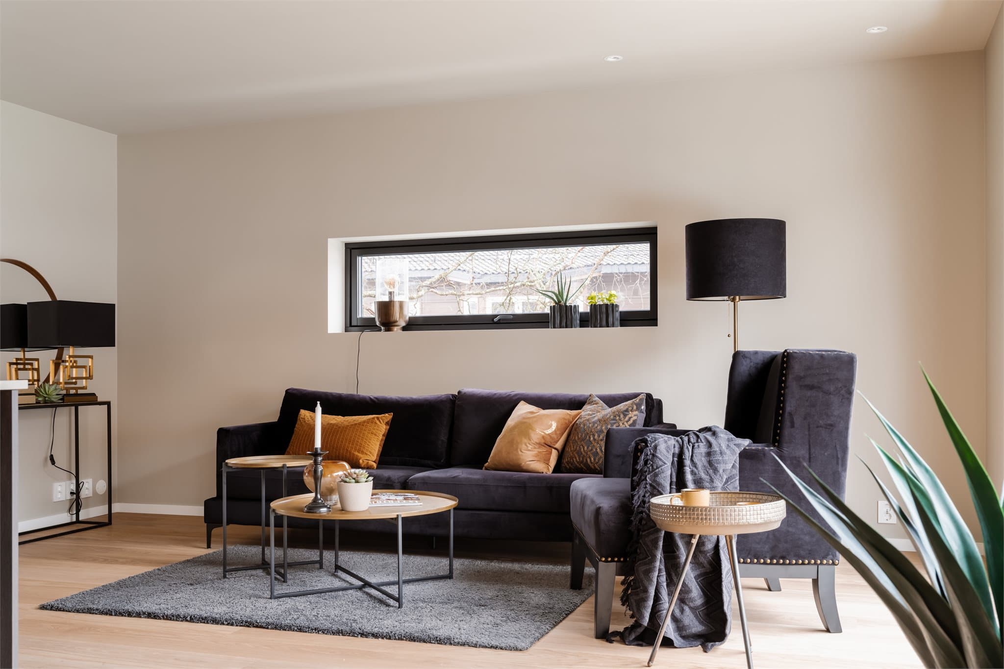 I åpen løsning til kjøkkenet finner du stuen.