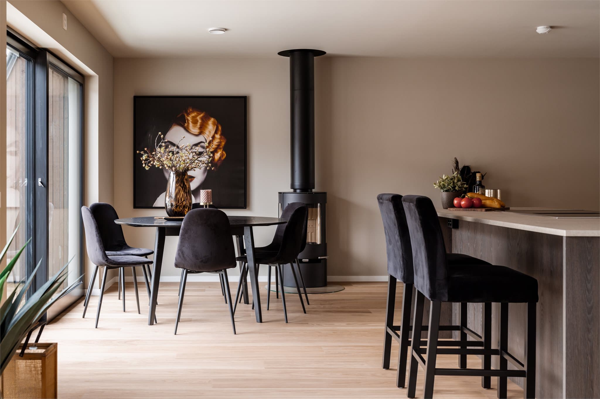 I tilknytning til kjøkkenet vil det være naturlig å plassere et spisebord eller langbord.