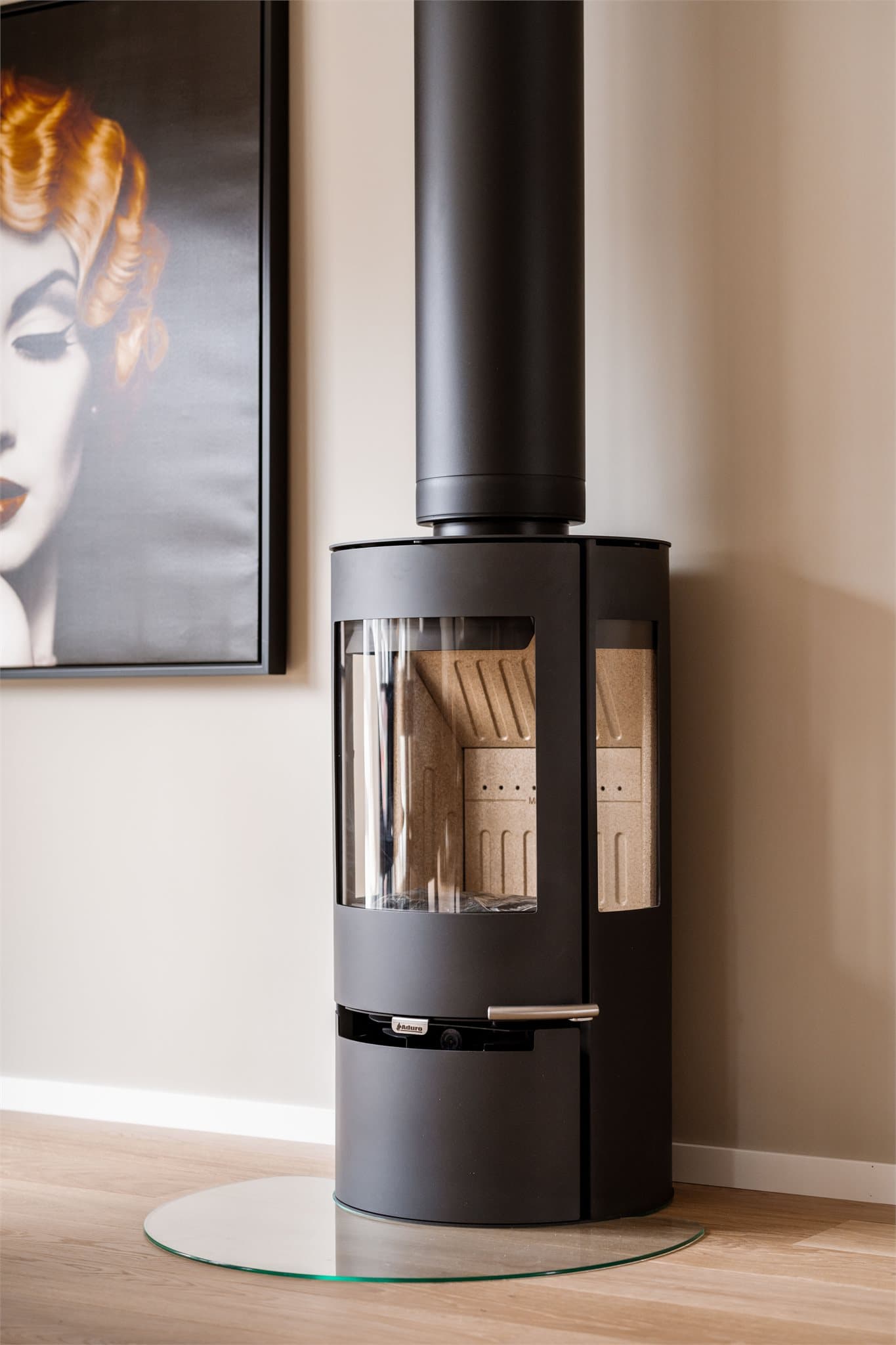 I denne sonen finner du en lekker peis som både varmer og gir en god atmosfære.