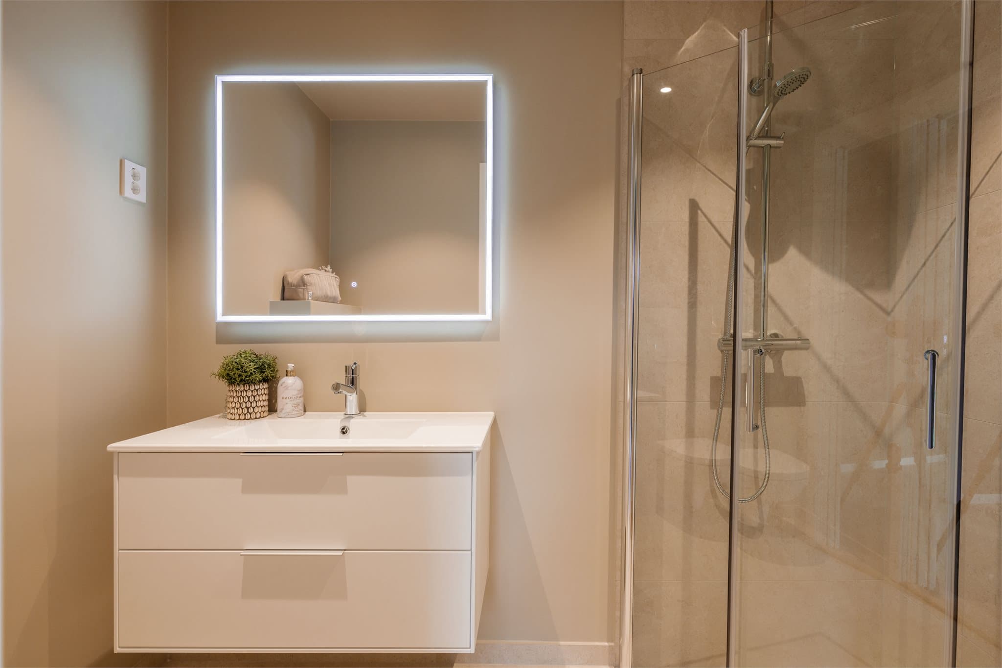 Badene leveres med fliser fra Flisekompaniet og baderomsinnredning Rowan fra Korsbakken. Alle badene har samme utførsel.