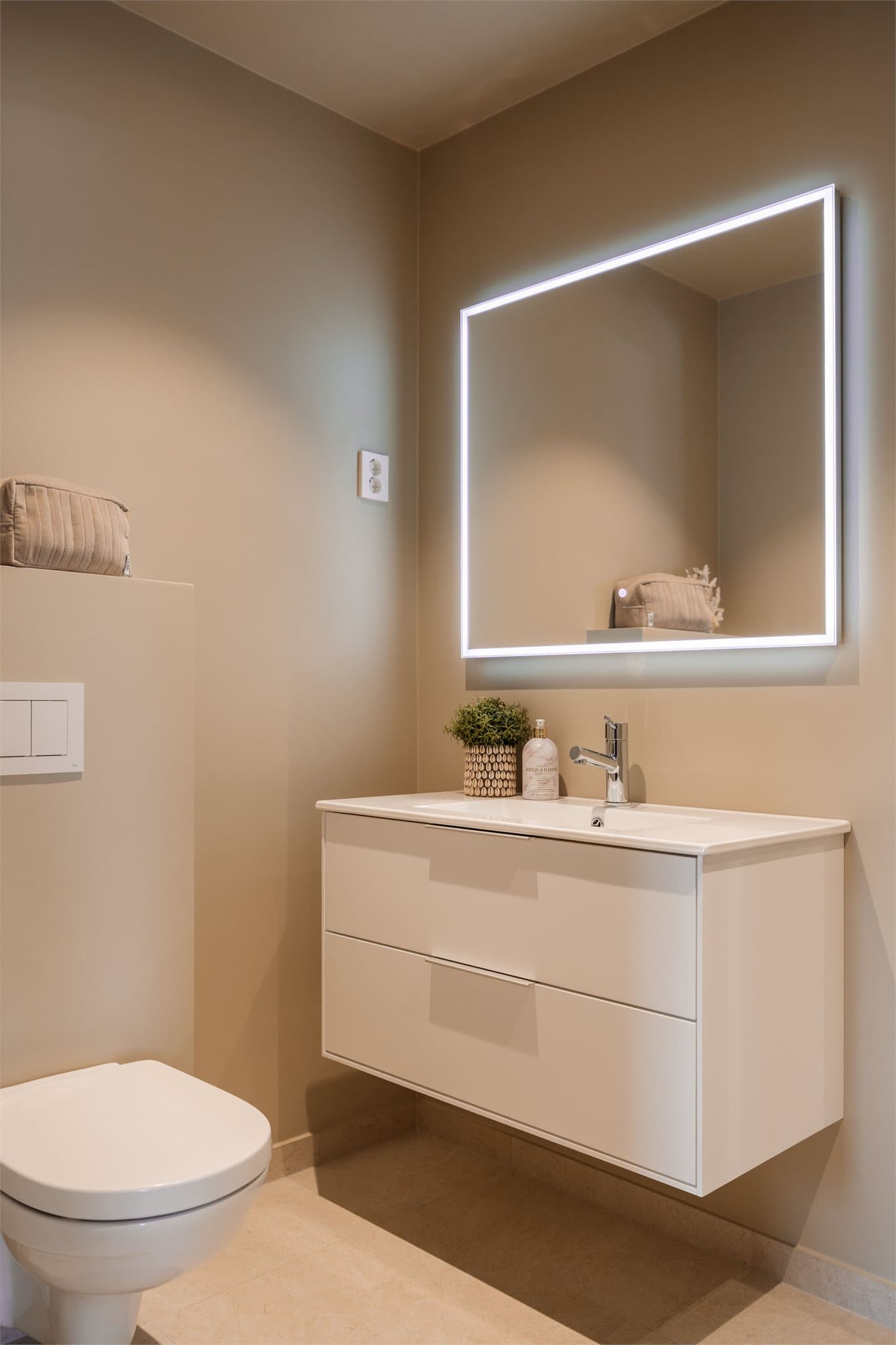 Boligen har gjennomgående høy standar, med moderne og gjennomførte valg. Her får du lyse overflater og tidsriktige materialvalg igjennom hele boligen.