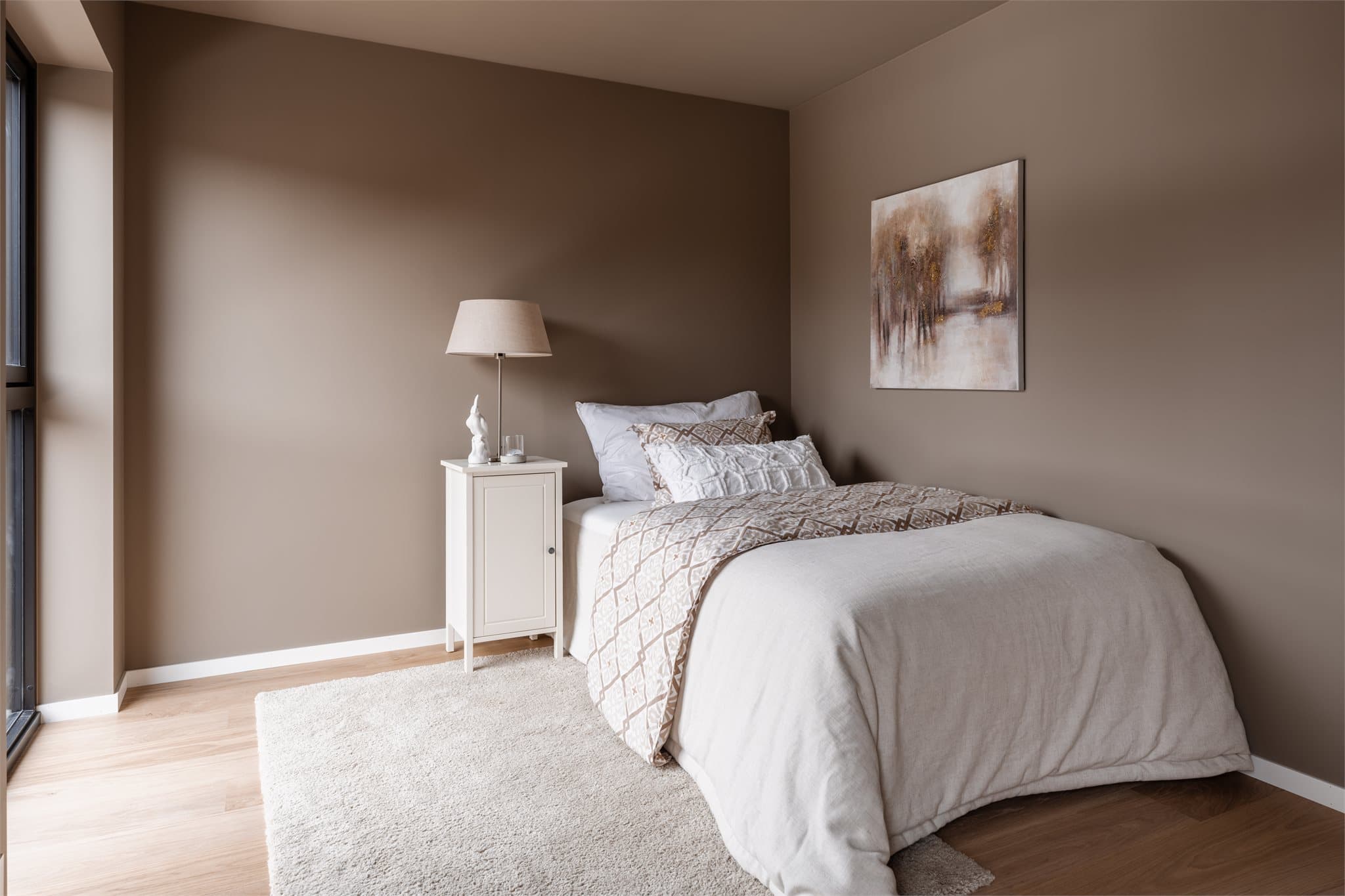 Soverom 2 (2.etasje) - Gjennomgående i boligen er det innvendige gulv belagt med 1-stavs parkett.