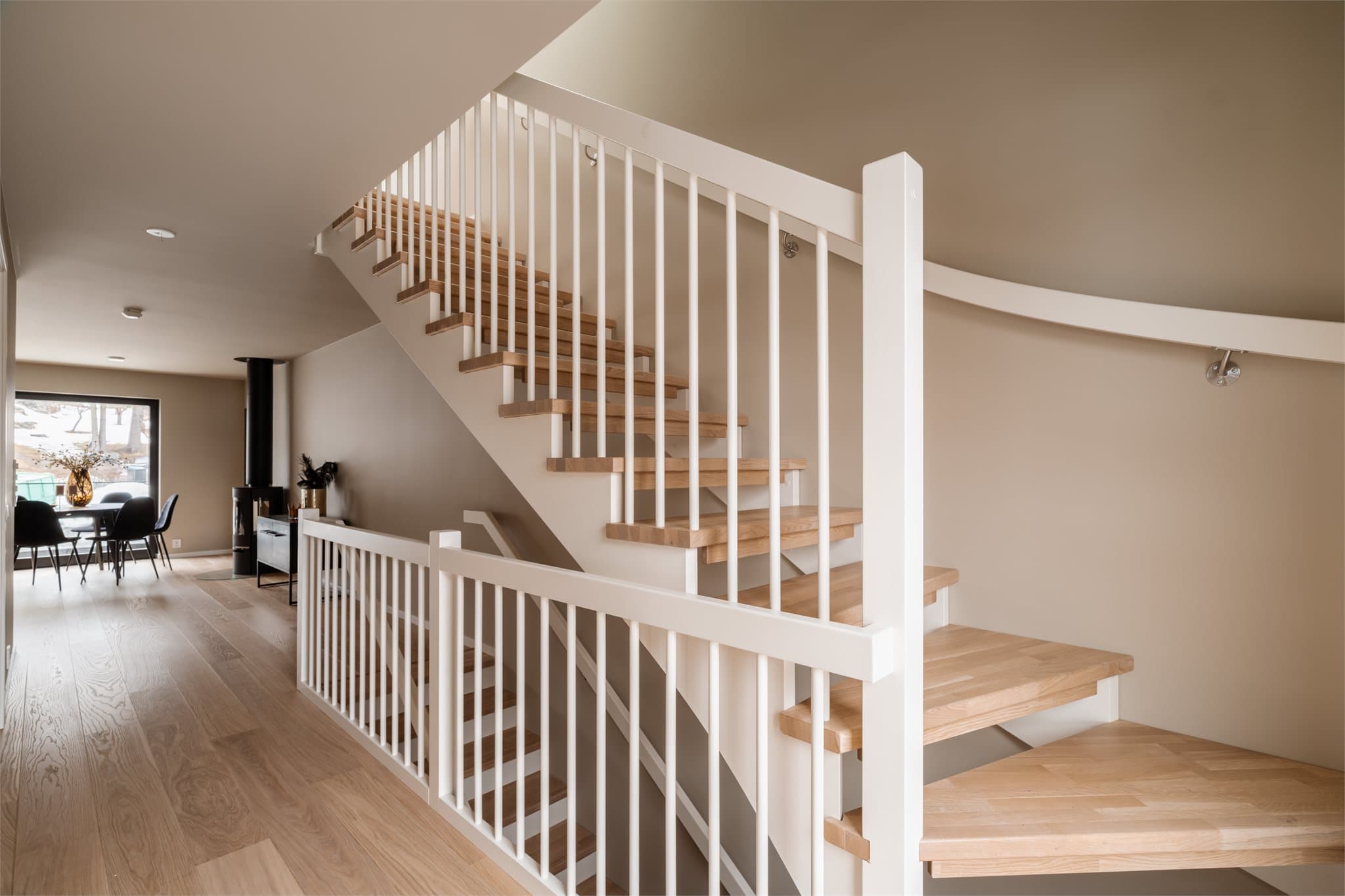 Trappegang mellom etasjene er hvit med eike trinn.