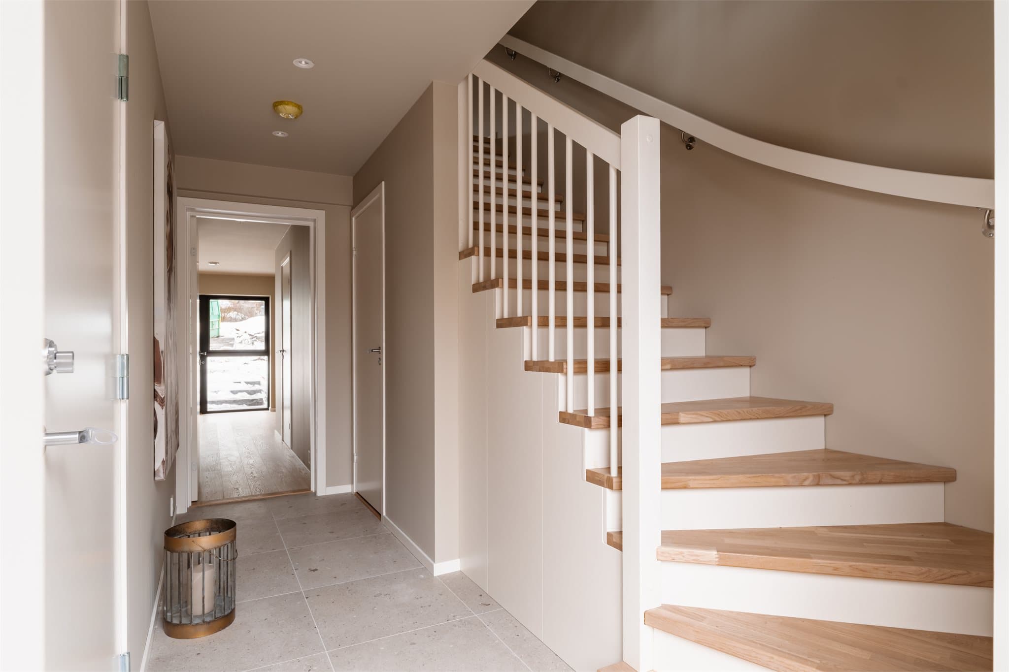 Boligen har ikke hybel i dag, men det er lagt opp til mulighet for hybel i 1.etasje. Hybel er tiltenkt som en integrert del av hovedboligen, med intern adkomst. Her vil det eventuelt være naturlig å dele av med vegg og dør inn til hybelen.