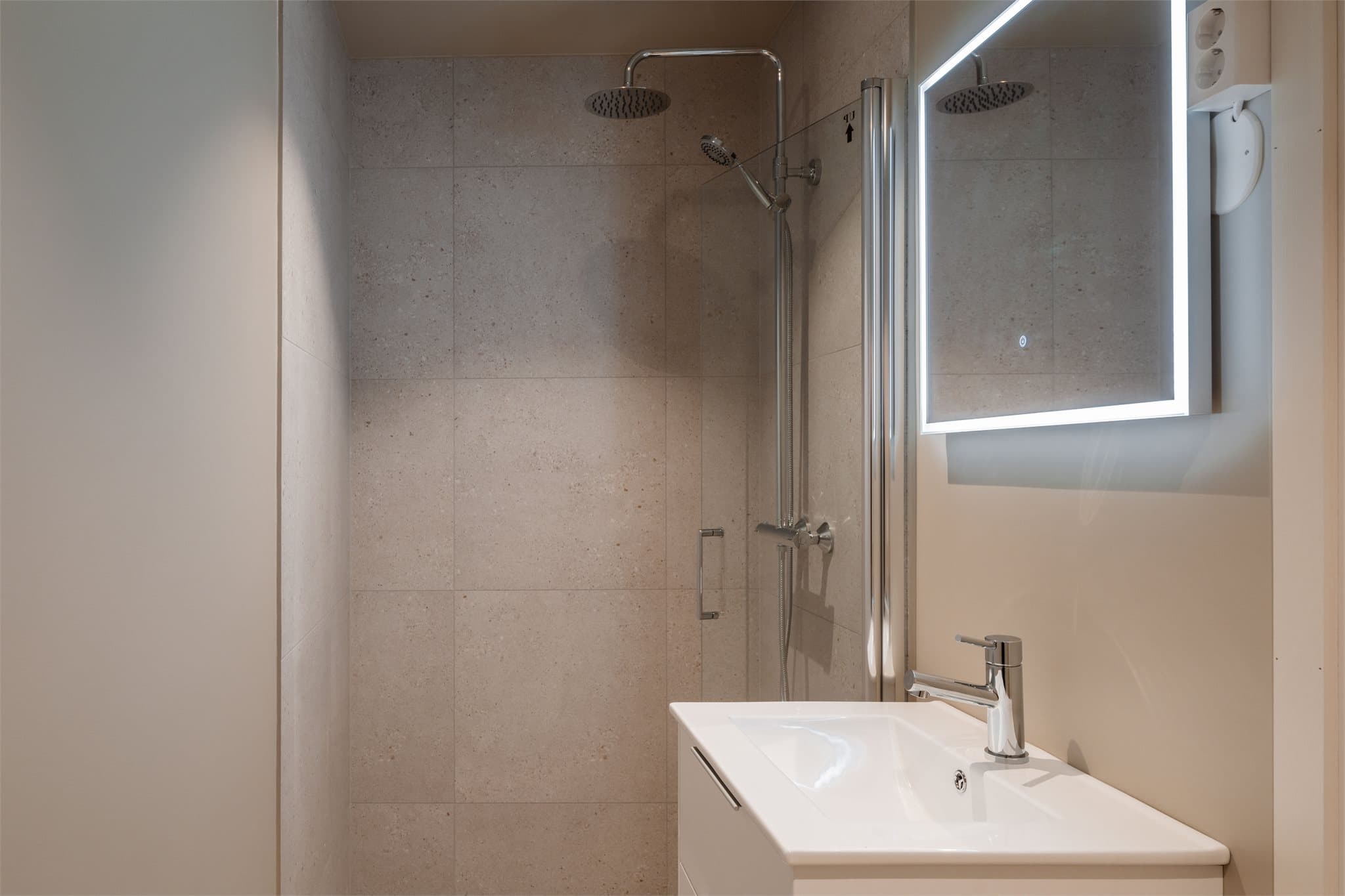 Badet i første etasjen er komplett - med servant, dusj, toalett og opplegg for vaskemaskin.