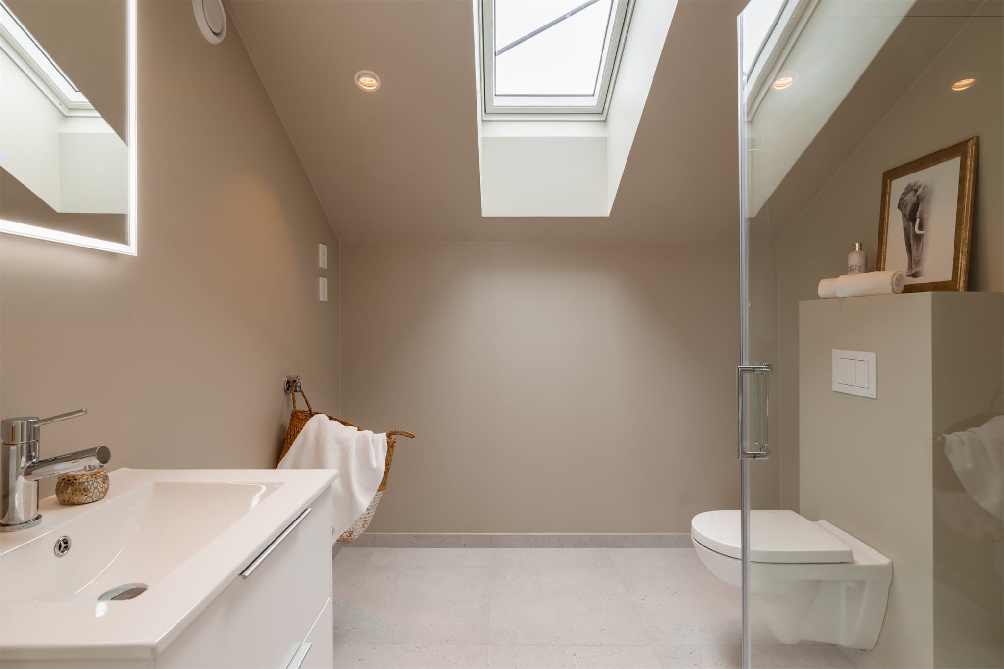 Bad i 3.etasje. Her har du opplegg for vaskemaskin, samt innredning og fliser av samme utførelse som de øvrige badene.