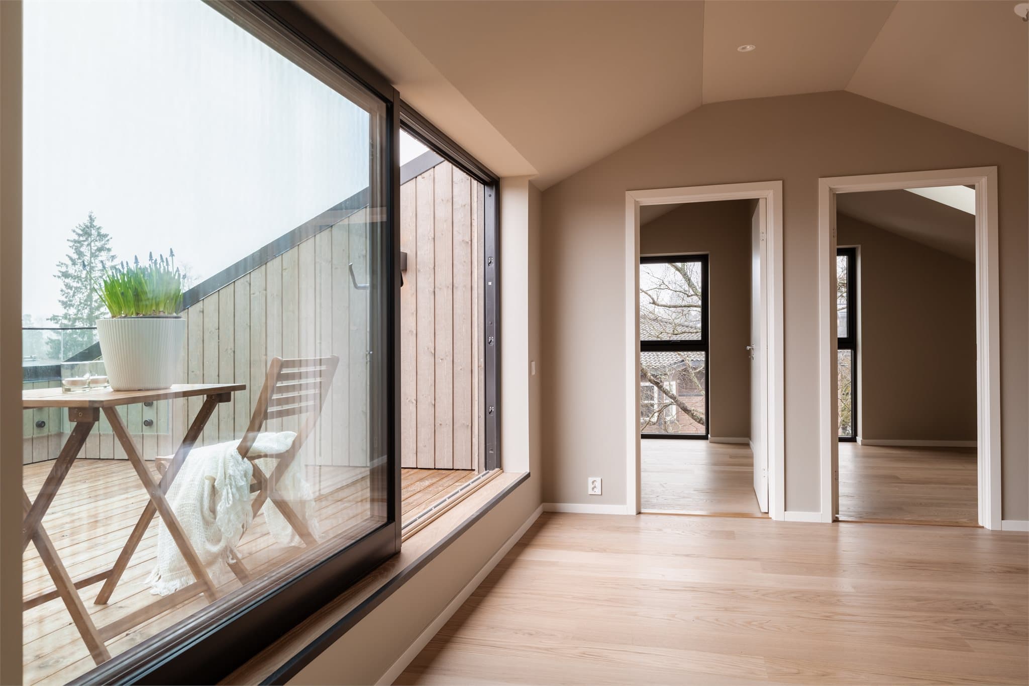 Begge soveromme er romslige og byr på oppbevaringsmuligheter i knevegger, slik som loftstuen.