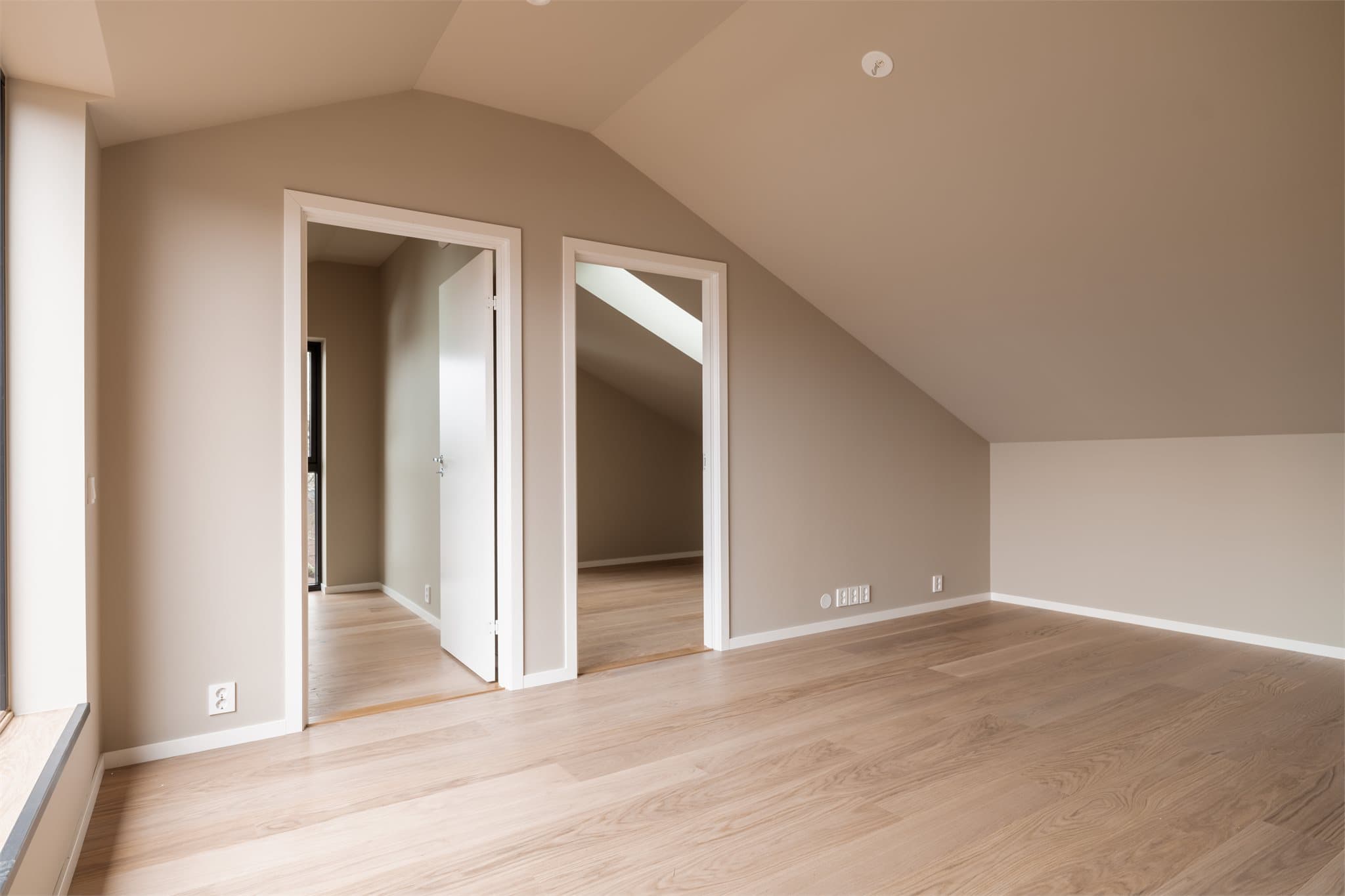 Loftstue - med adkomst til 2 soverom og bad.