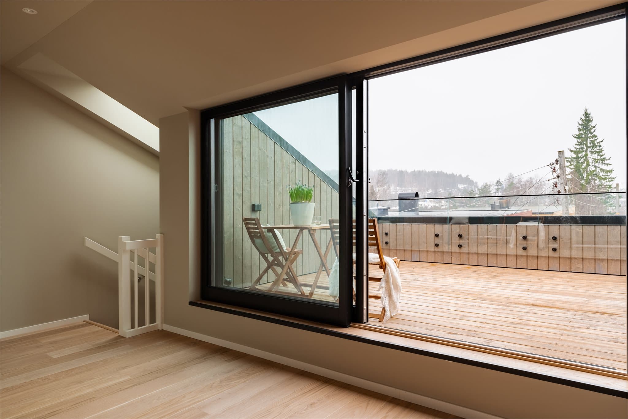 Her har du flott utsikt og kveldsol. Denne terrassen byr på mange fine kvelder med familie eller venner.