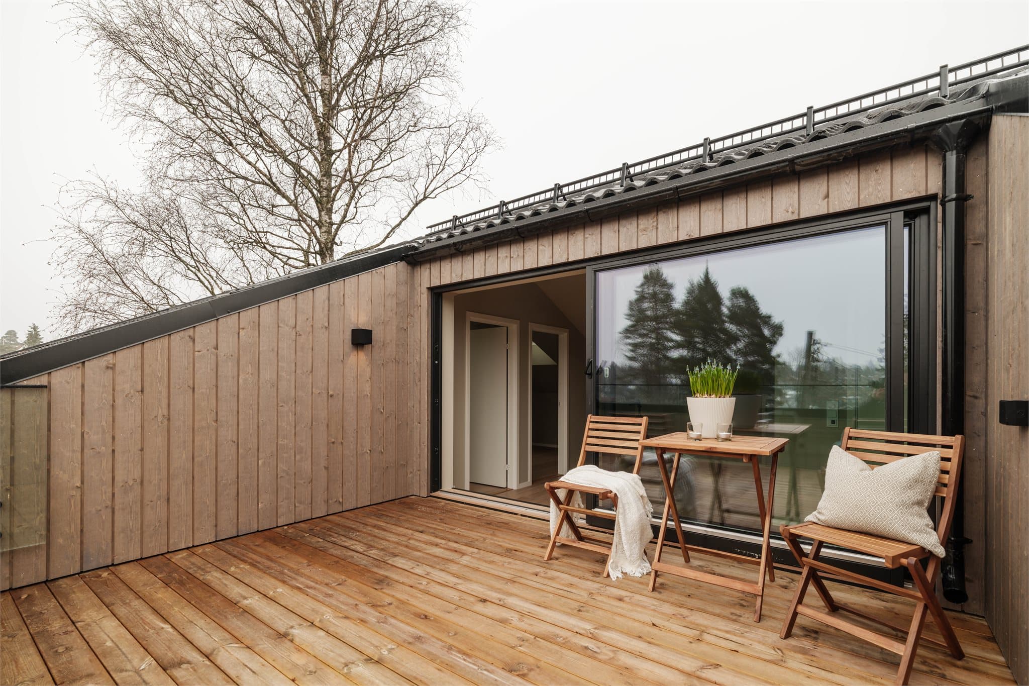 Her får du uteplasser på flere plan, med balkong i 2.etasje og takterrasse i 3.etg. Her får du både solrike kvelder og hyggelig utsikt.