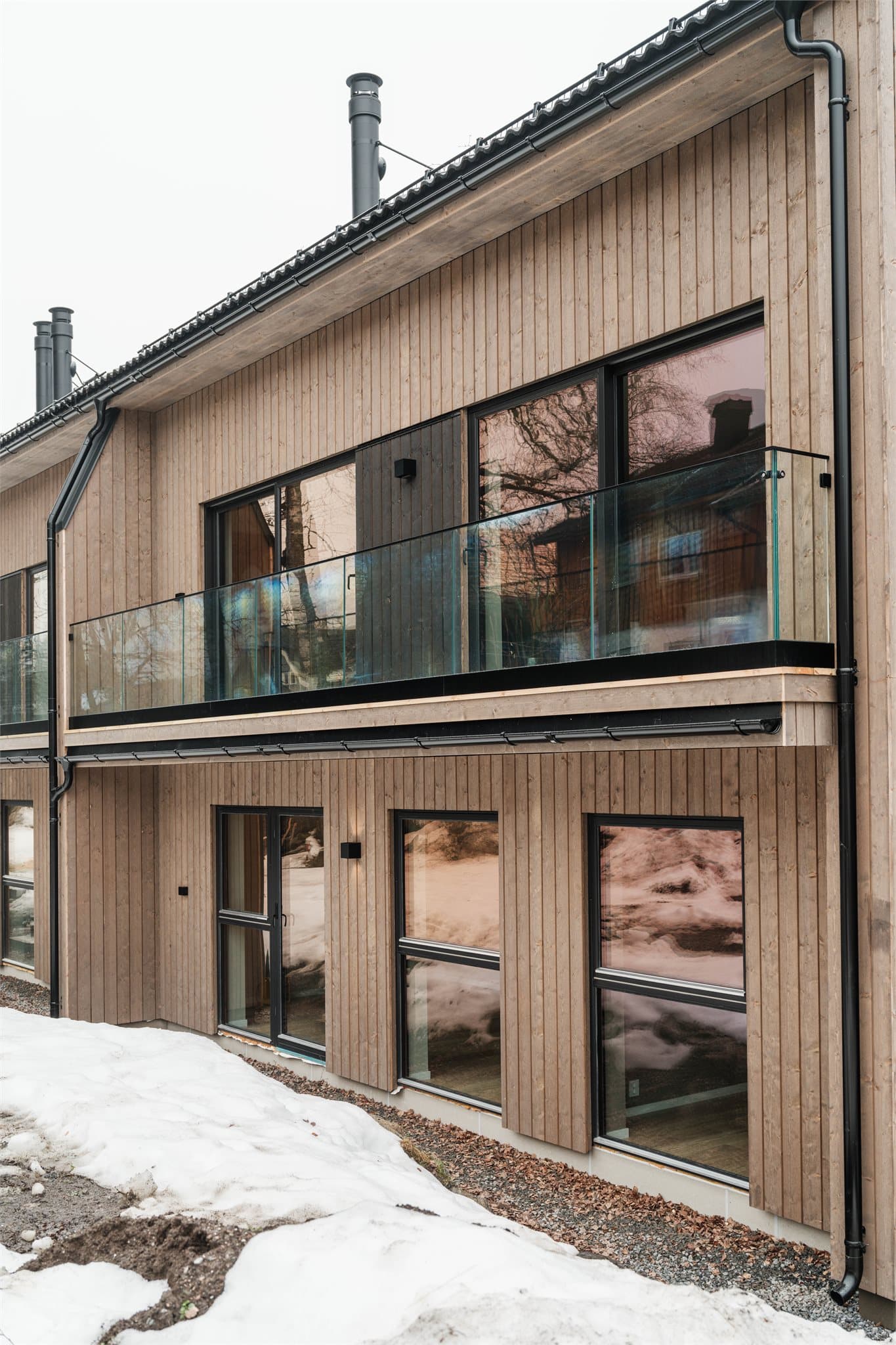 Balkong i 2.etasje har fått et lekkert glassrekkverk med stolper i syrefast stål.