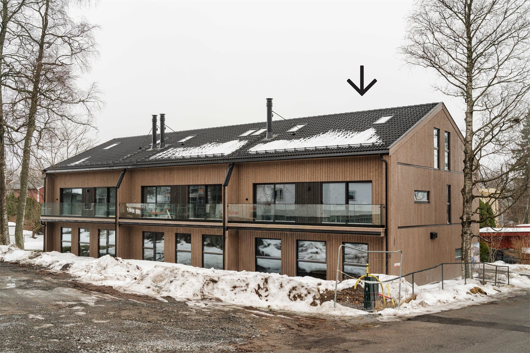 Enheten er 1 av 3 stk i rekken og med god intern beliggenhet. Herfra er det enkel tilkomst til garasjen.