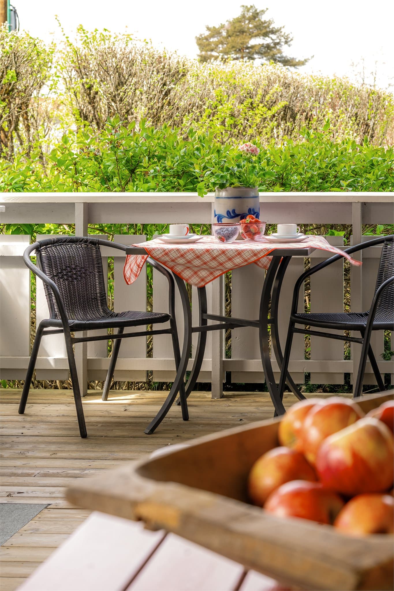 Her får man en særdeles trivelig uteplass med overbygget veranda, utepeis og god plass til utemøbler. Den solrike hagen nedenfor skaper en fin kombinasjon av åpne plenarealer og grønne, private soner.