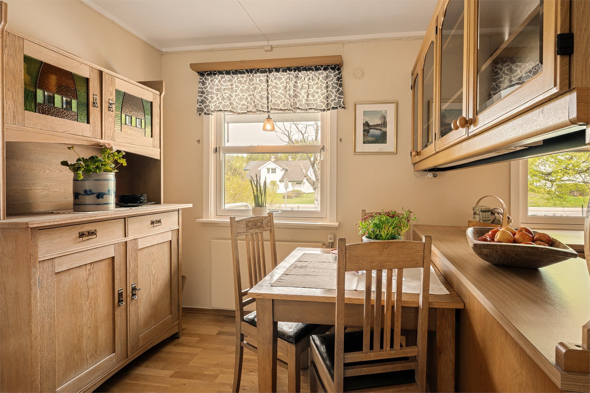 Det er god plass til spisegruppe på kjøkkenet, og den åpne løsningen ved innredningen gjør at du fint kan sosialisere samtidig som maten lages.
