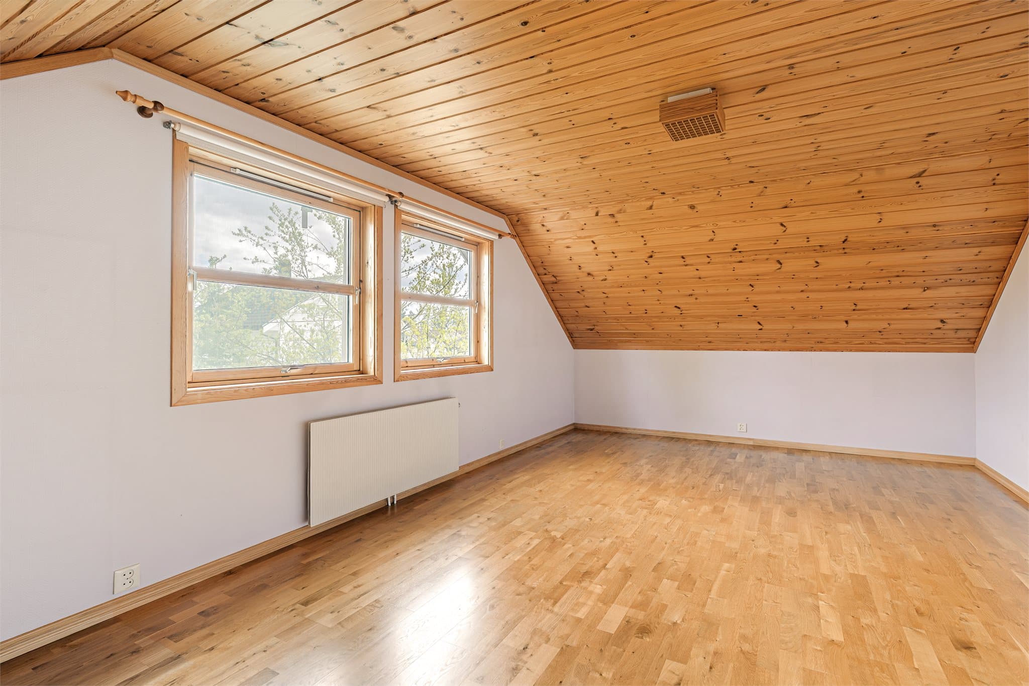 Soverom 2 ligger i boligens loftsetasje.
