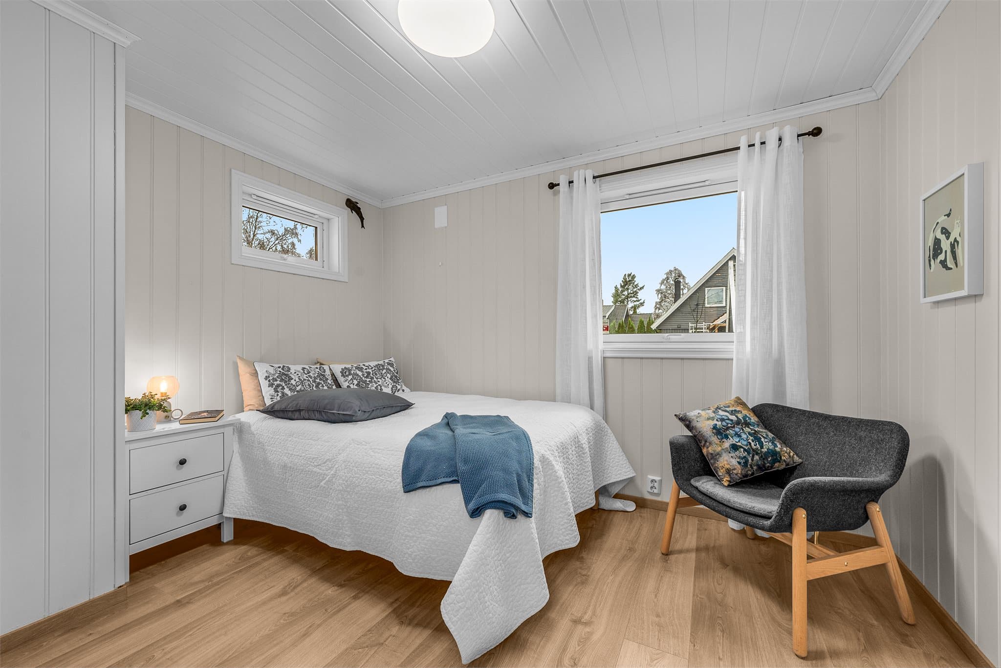 Soverom 5 er lysmalt med laminat på gulv.