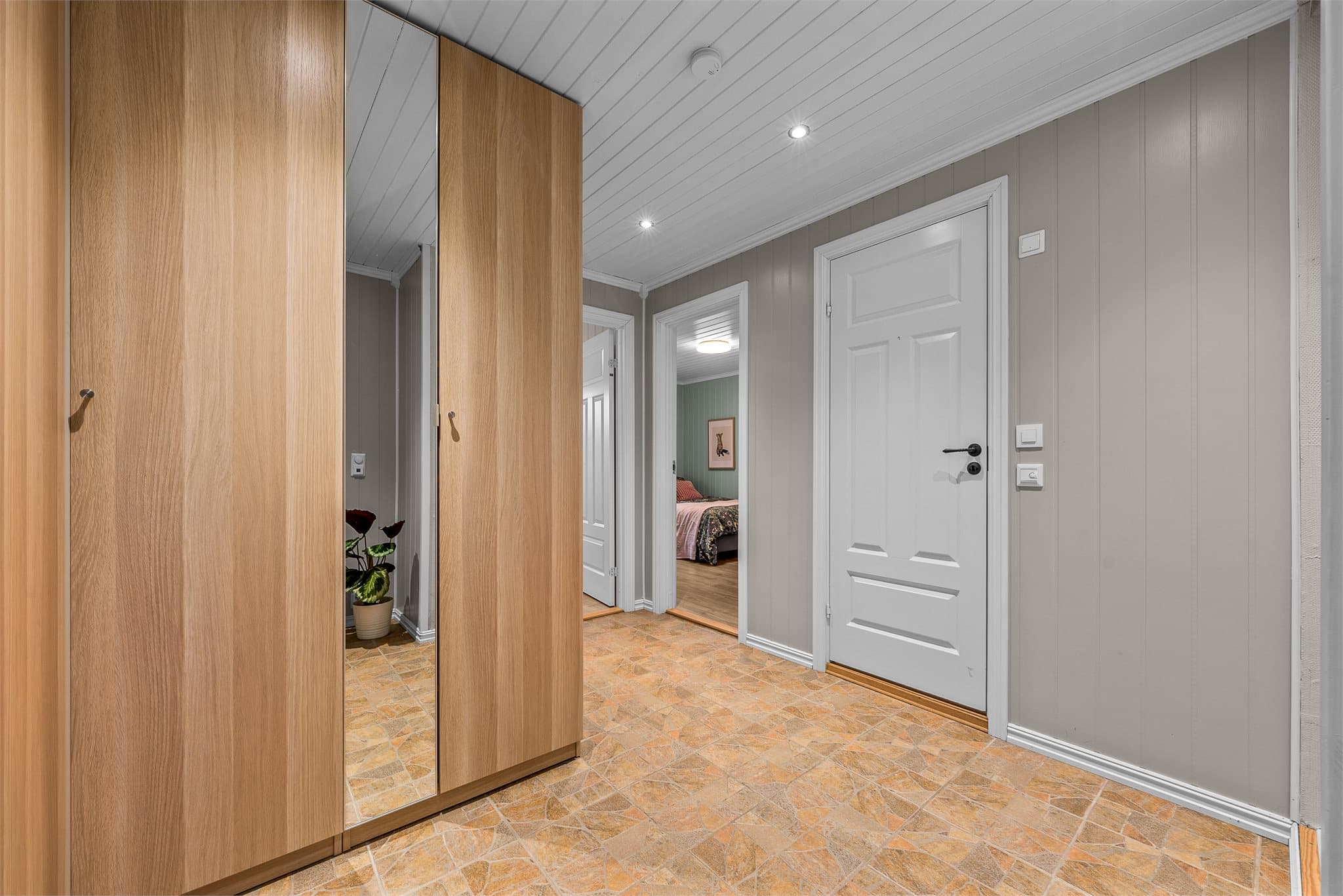 I egen fløy har man et garderoberom med flere garderobeskap og skyvedørsgarderobe.