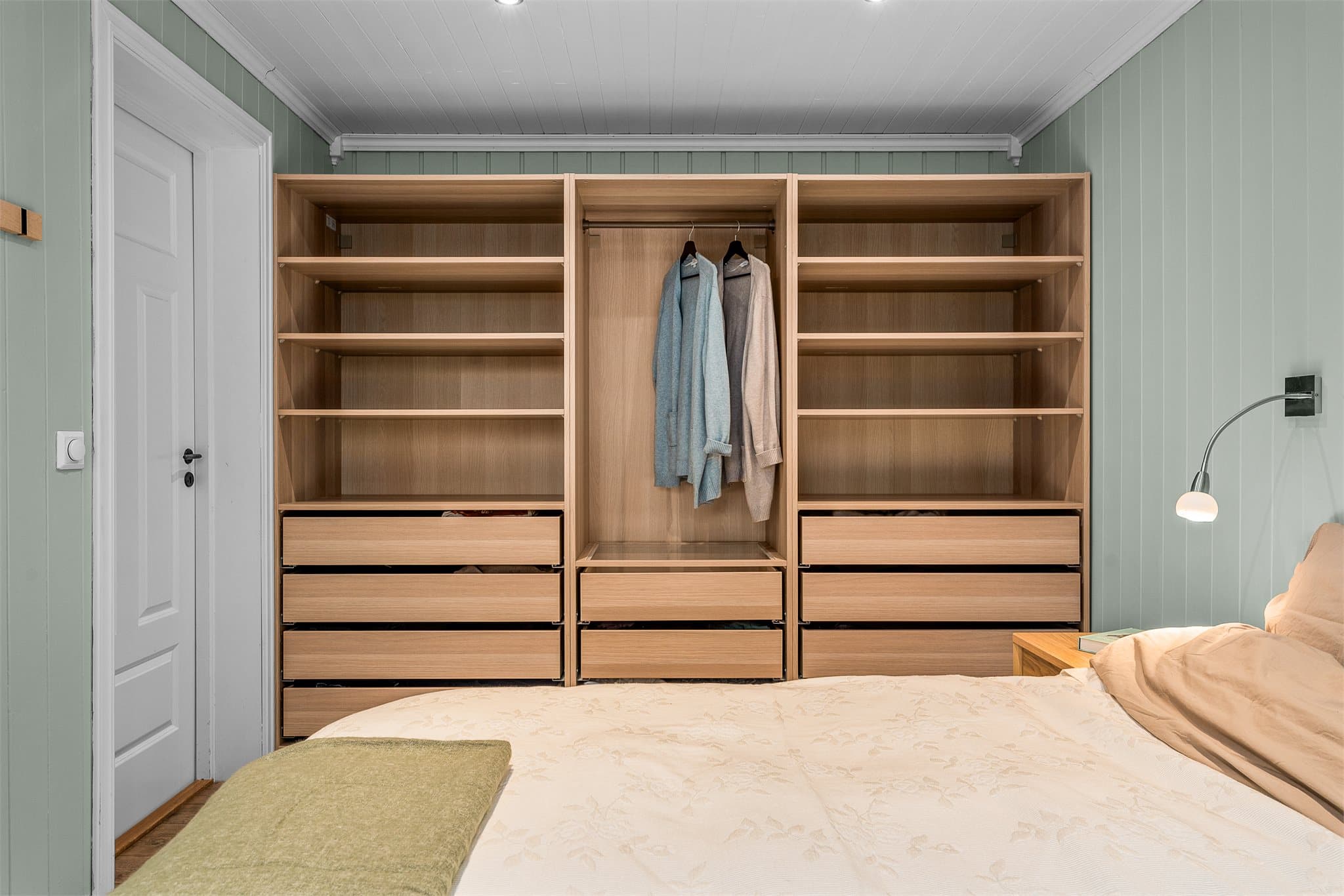 Det er satt inn praktisk PAX-garderobe fra Ikea.