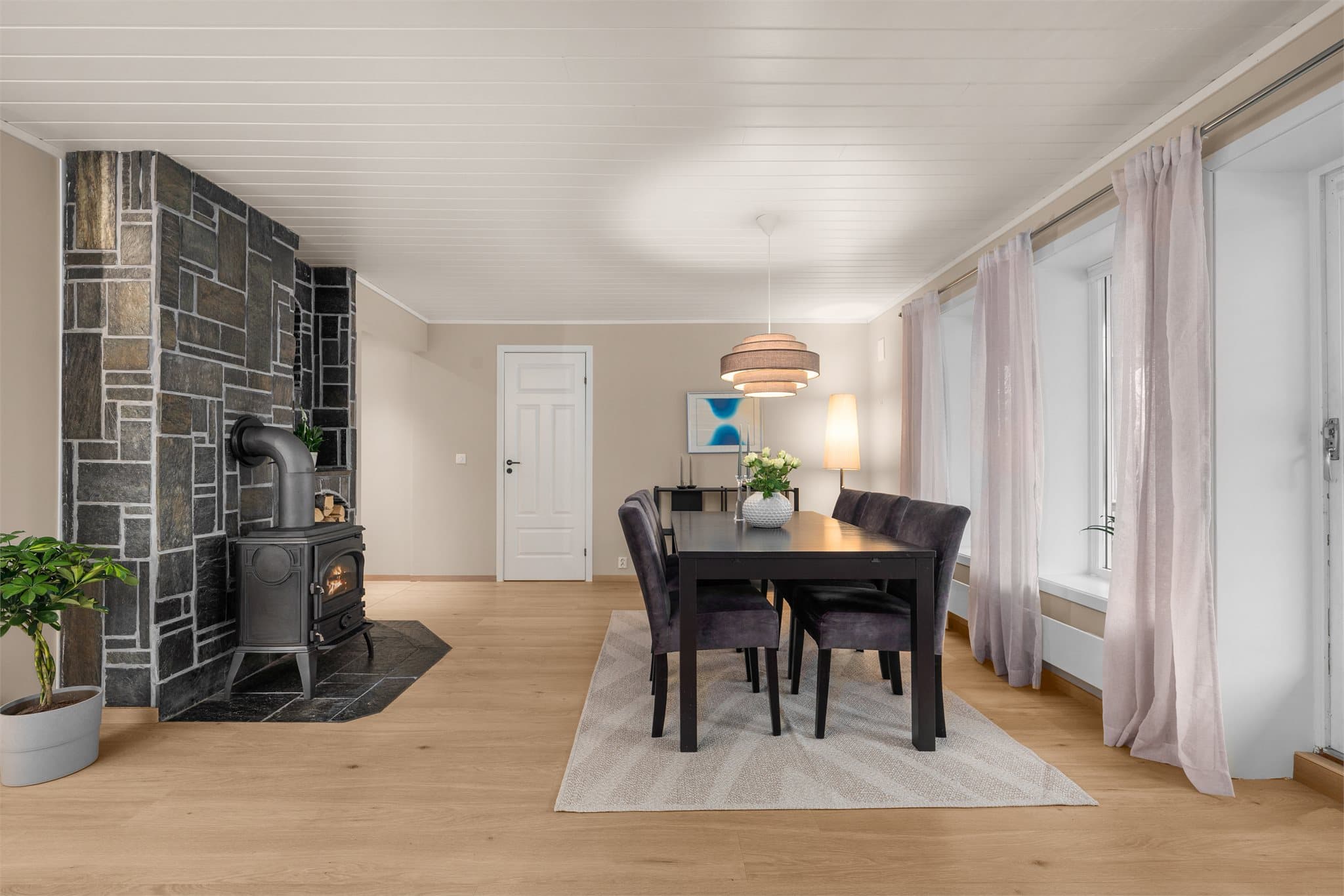 På kaldere dager har man en praktisk vedovn som avgir god varme.