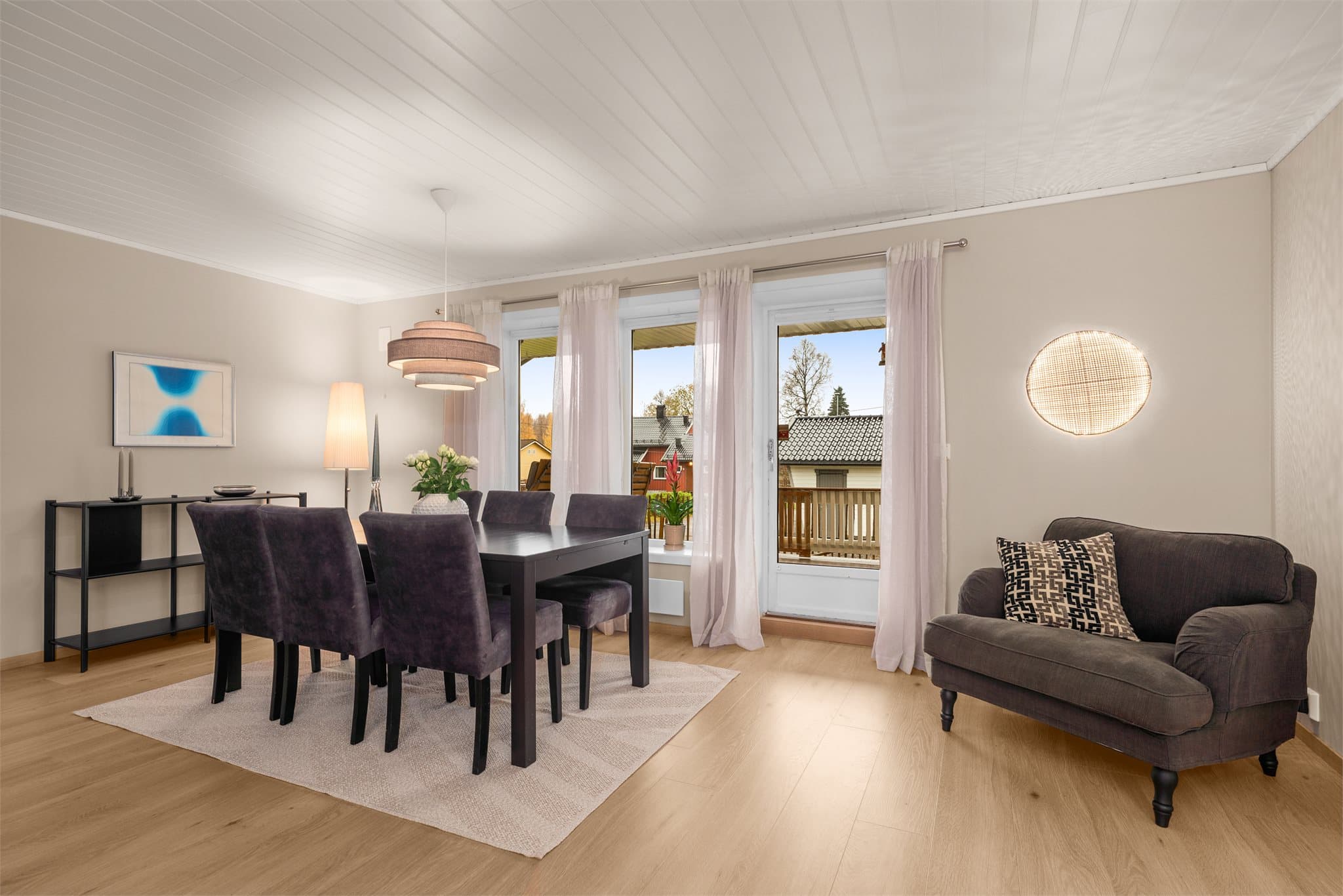 Rommet har flere vindusflater for rikelig med naturlig lysinnslipp.