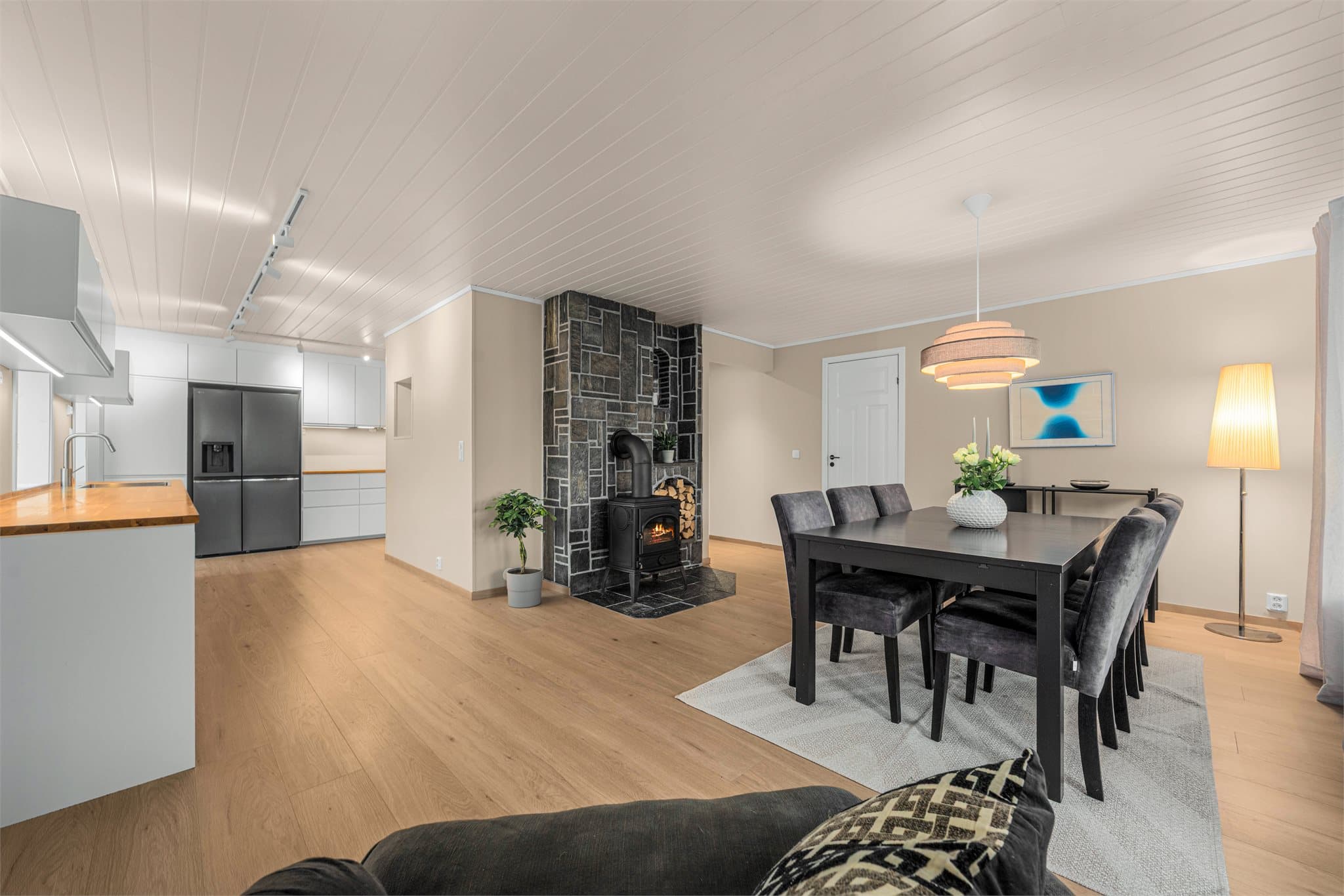 Rommet byr på flere møbleringsmuligheter og det er god plass til en større spisegruppe.