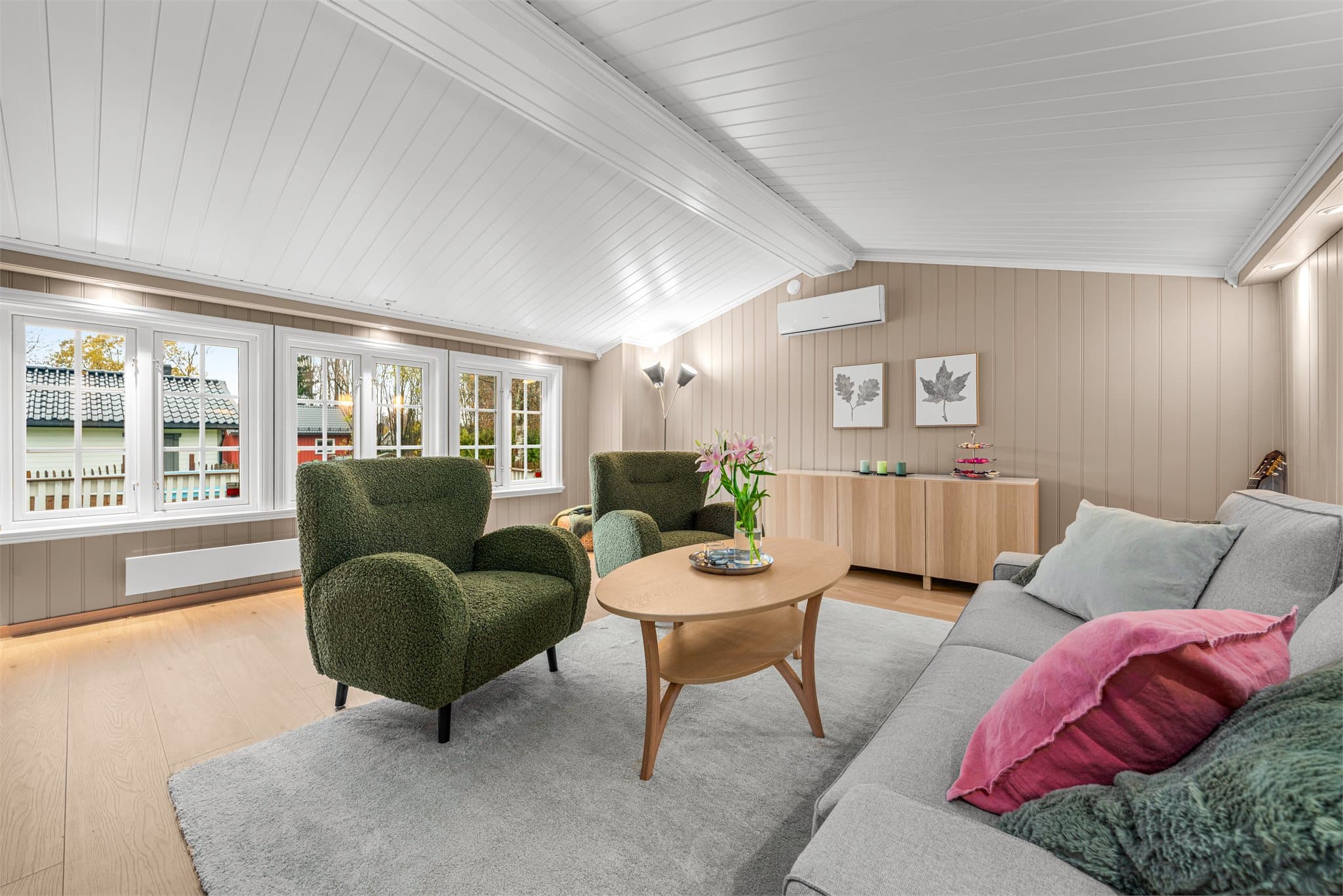 Romslig stue med god takhøyde og det er godt med lysinnslipp.
