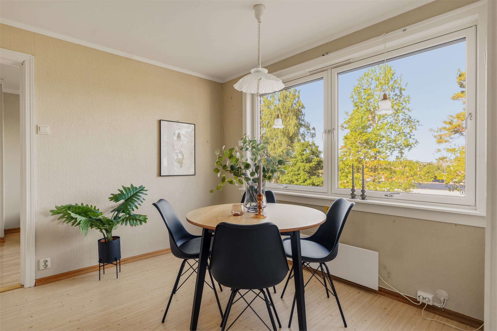 Kjøkkenet har en flott spiseplass med utsikt gjennom to store vindusflater.