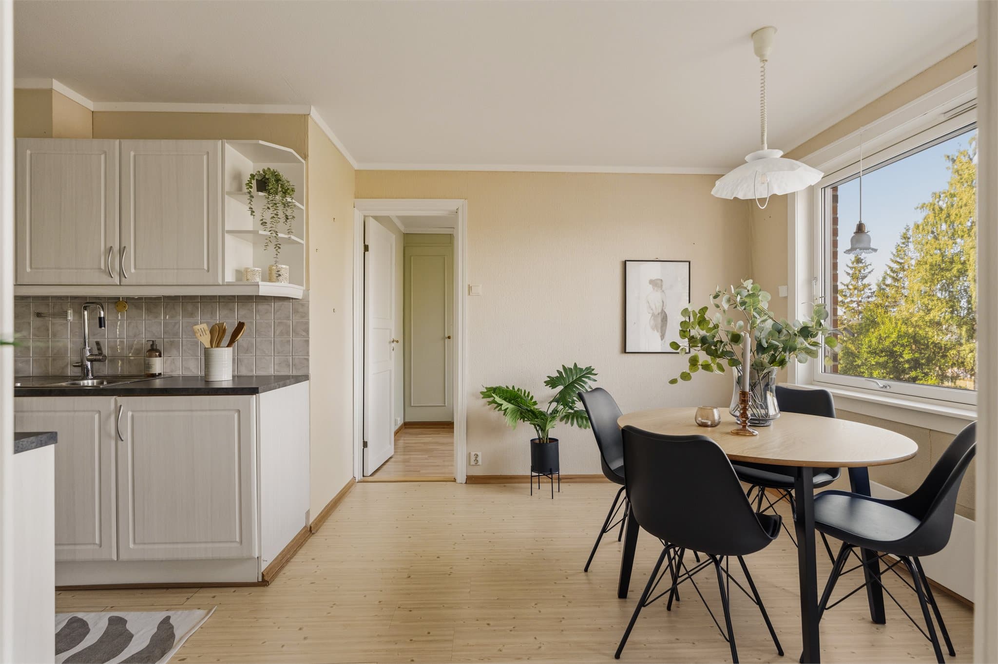 Fra kjøkken/spisestue er det inngang til 1/3 soverom.