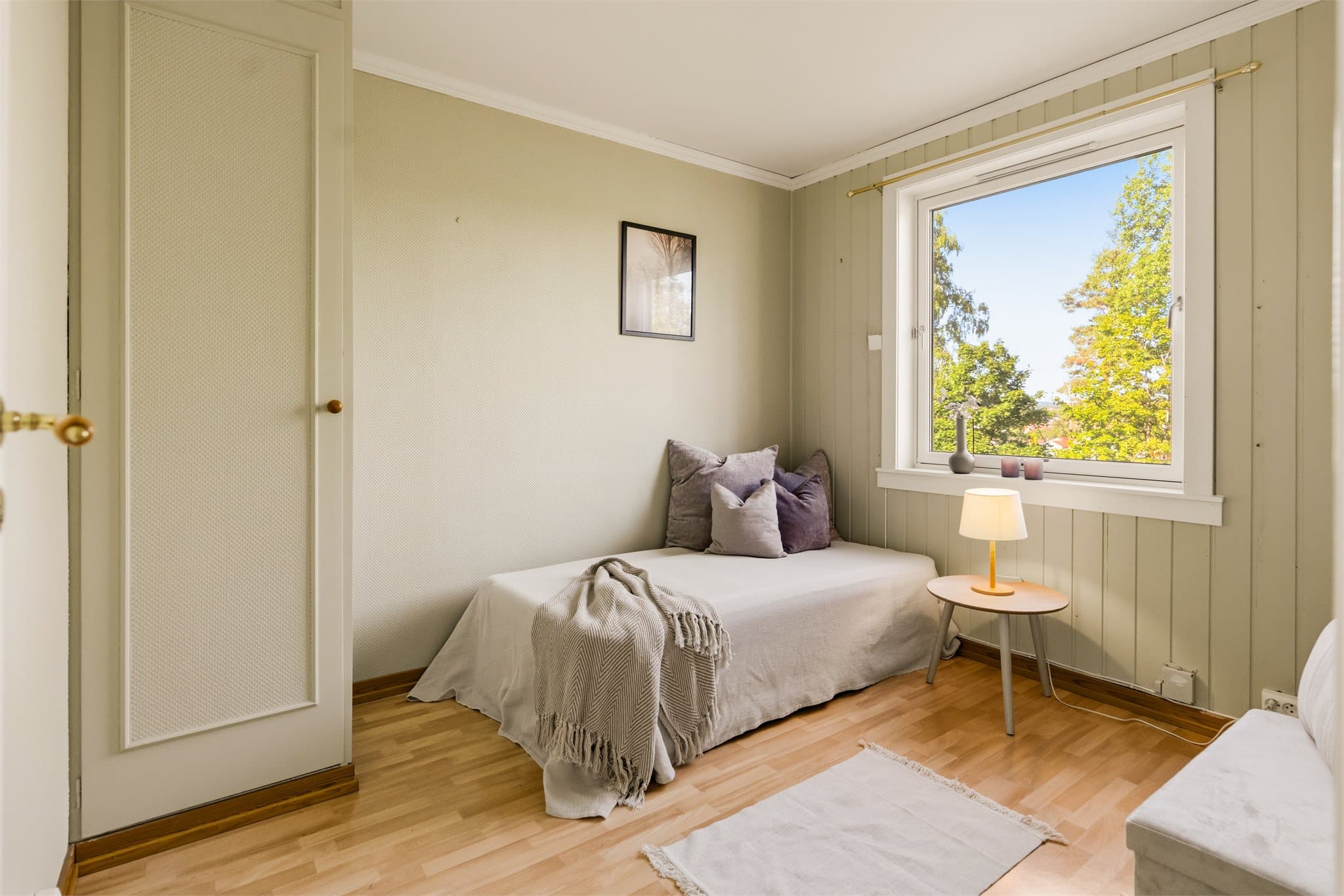 Soverom - Leiligheten har tre soverom med plass til seng, oppbevaring og annet nødvendig møblement.