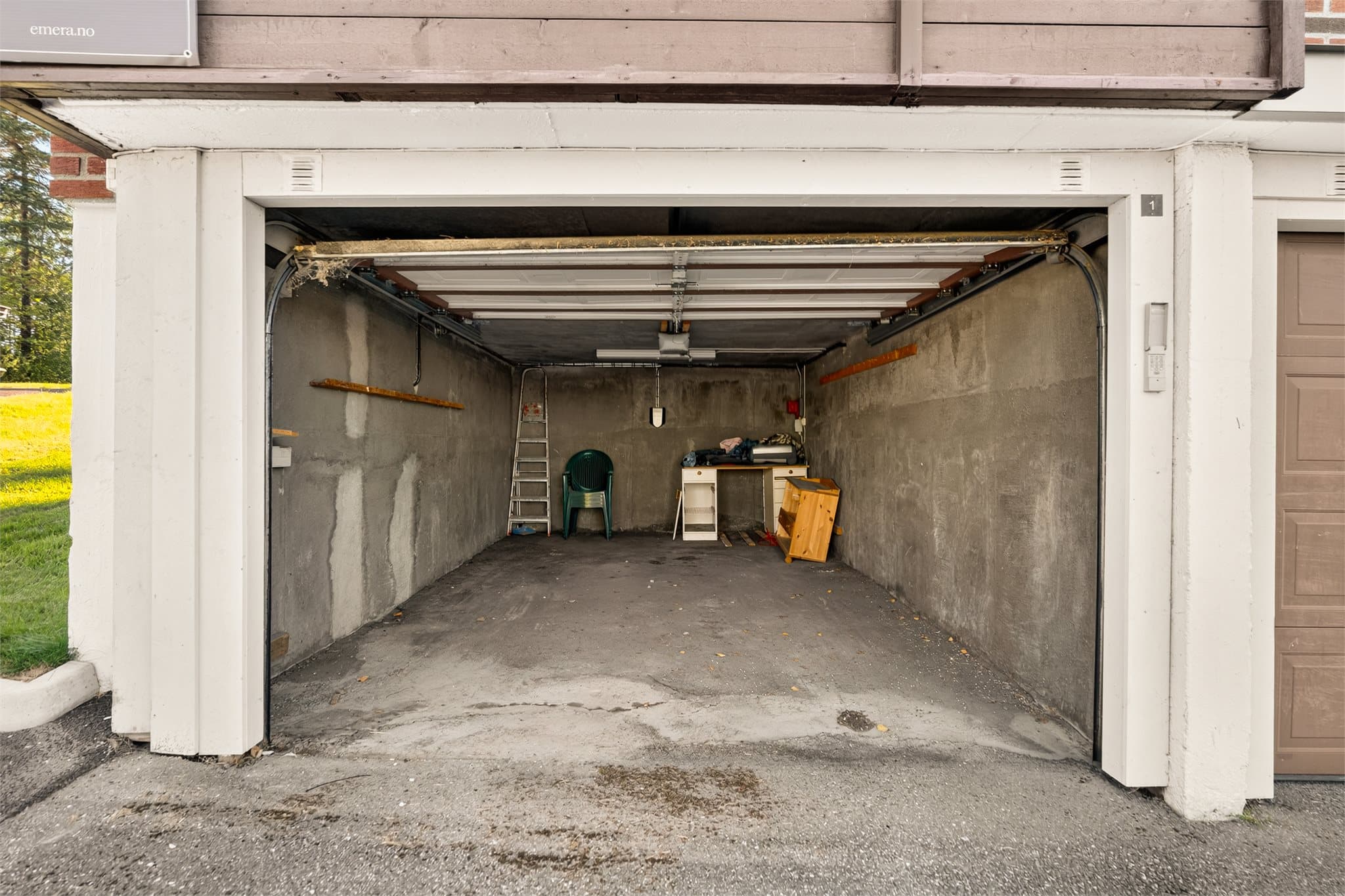 Garasjen finner du rett under leiligheten og her er det opplegg for el-bil lader.