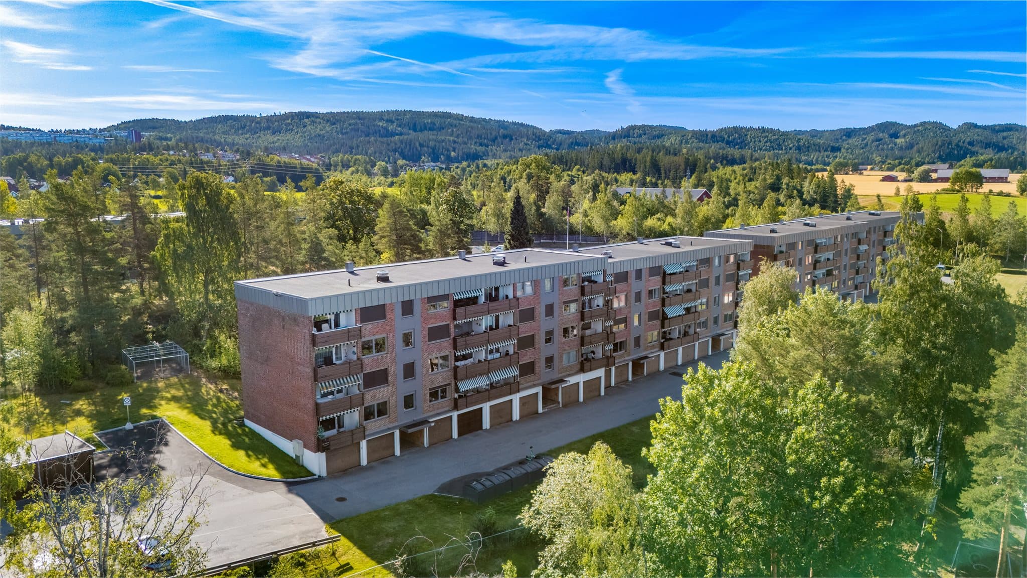 Området byr samtidig på fine tur- og rekreasjonsmuligheter, med grønne omgivelser og marka i nærheten.