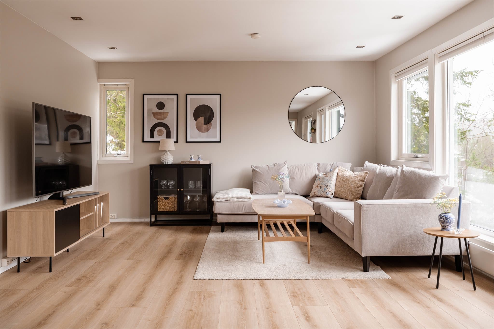 Stuen har god plass til en romslig sofagruppe og TV-møblement.