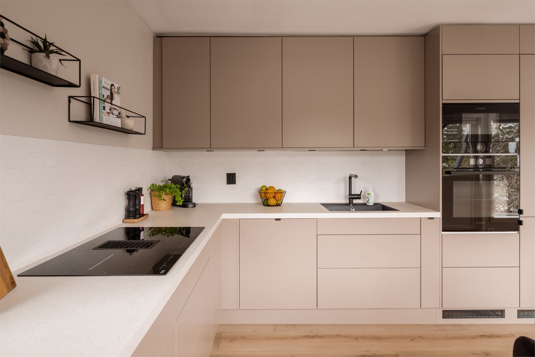 Lekkert, stilrent kjøkken med gode arbeidsflater, delikate fargevalg og integrerte hvitevarer.