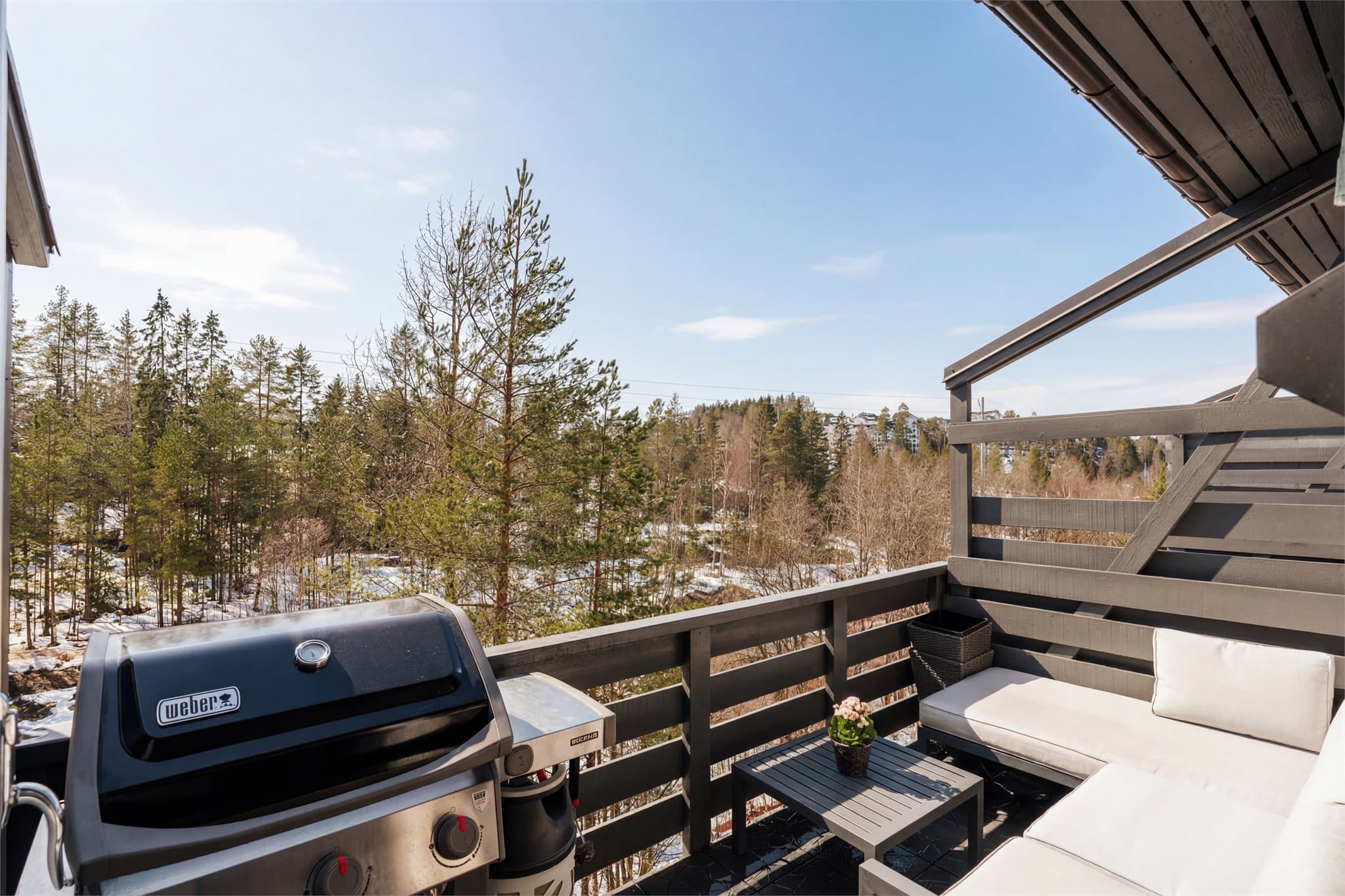 Boligen har herlig usjenert utsikt mot marka og svært gode solforhold. Her bor du bokstavelig talt med marka som nærmeste nabo.