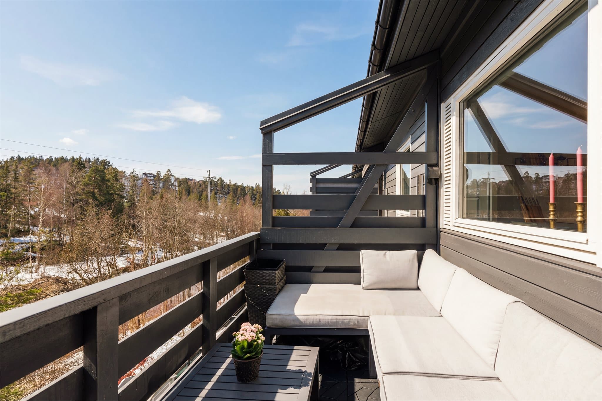 Balkongen er vestvendt og har svært gode solforhold.