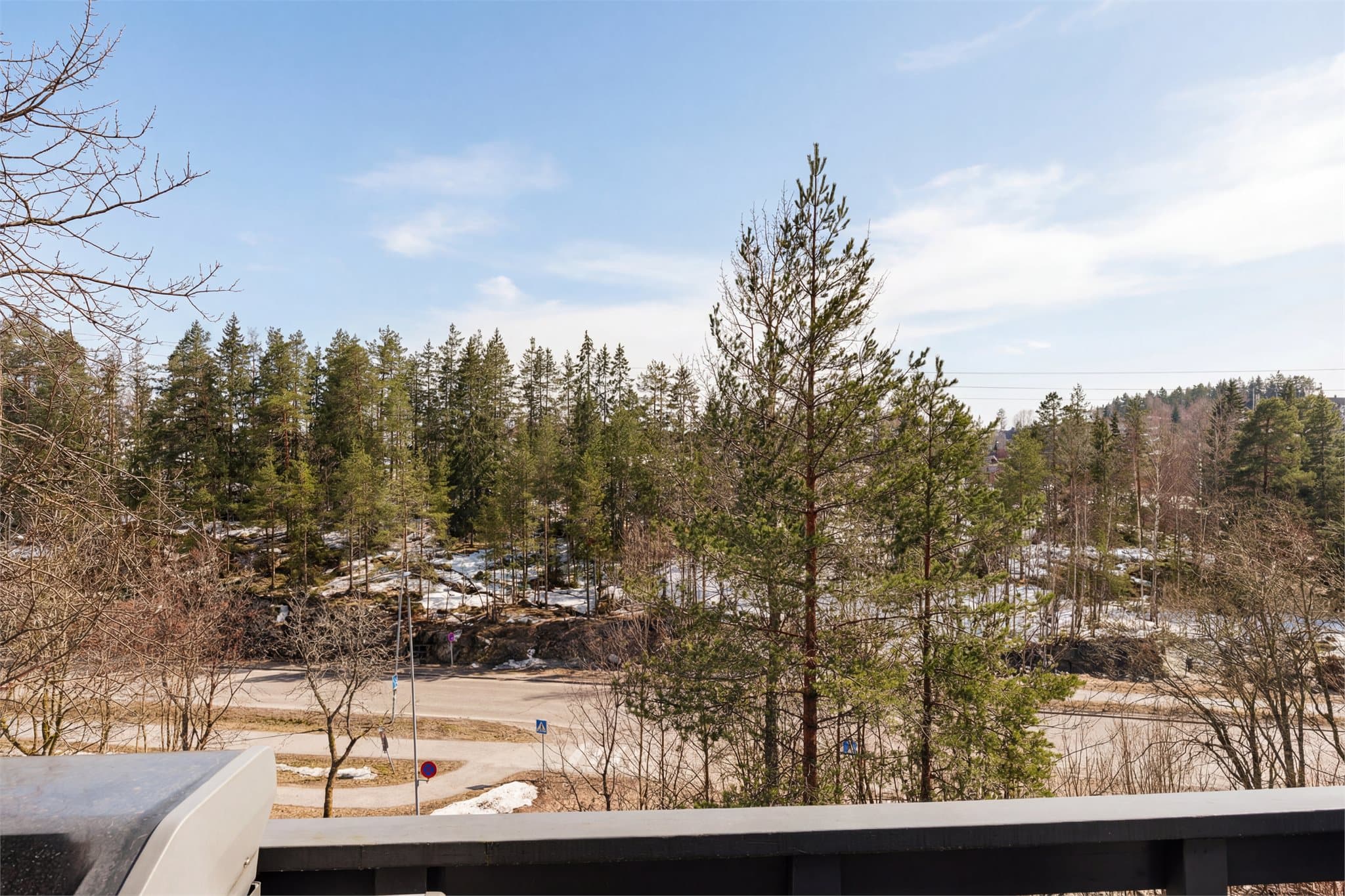 Leiligheten ligger høyt og fritt i byggets øverste etasje - her er det minimalt med innsyn.